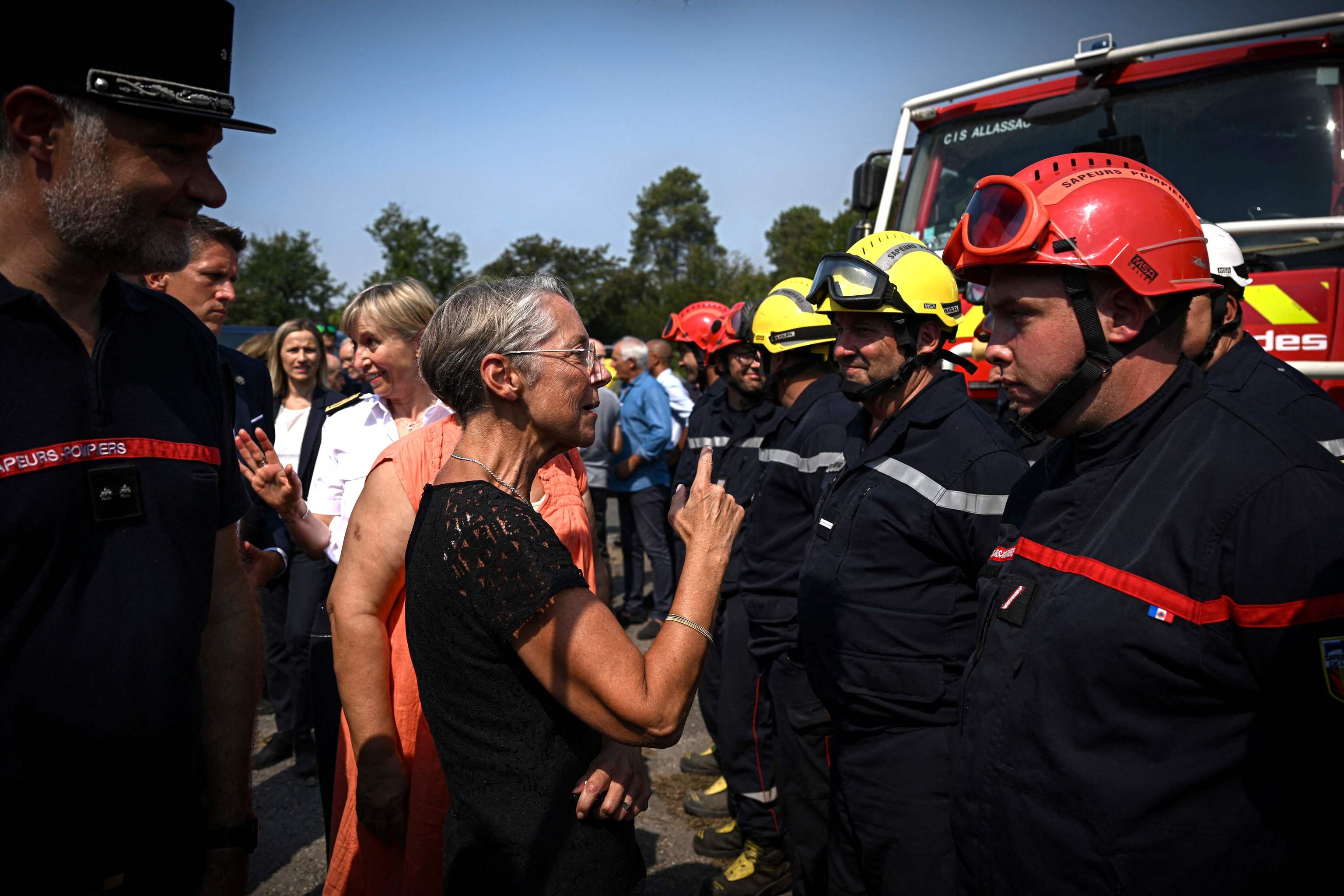La primera ministra francesa, Élisabeth Borne, con los bomberos en su visita a Hostens.