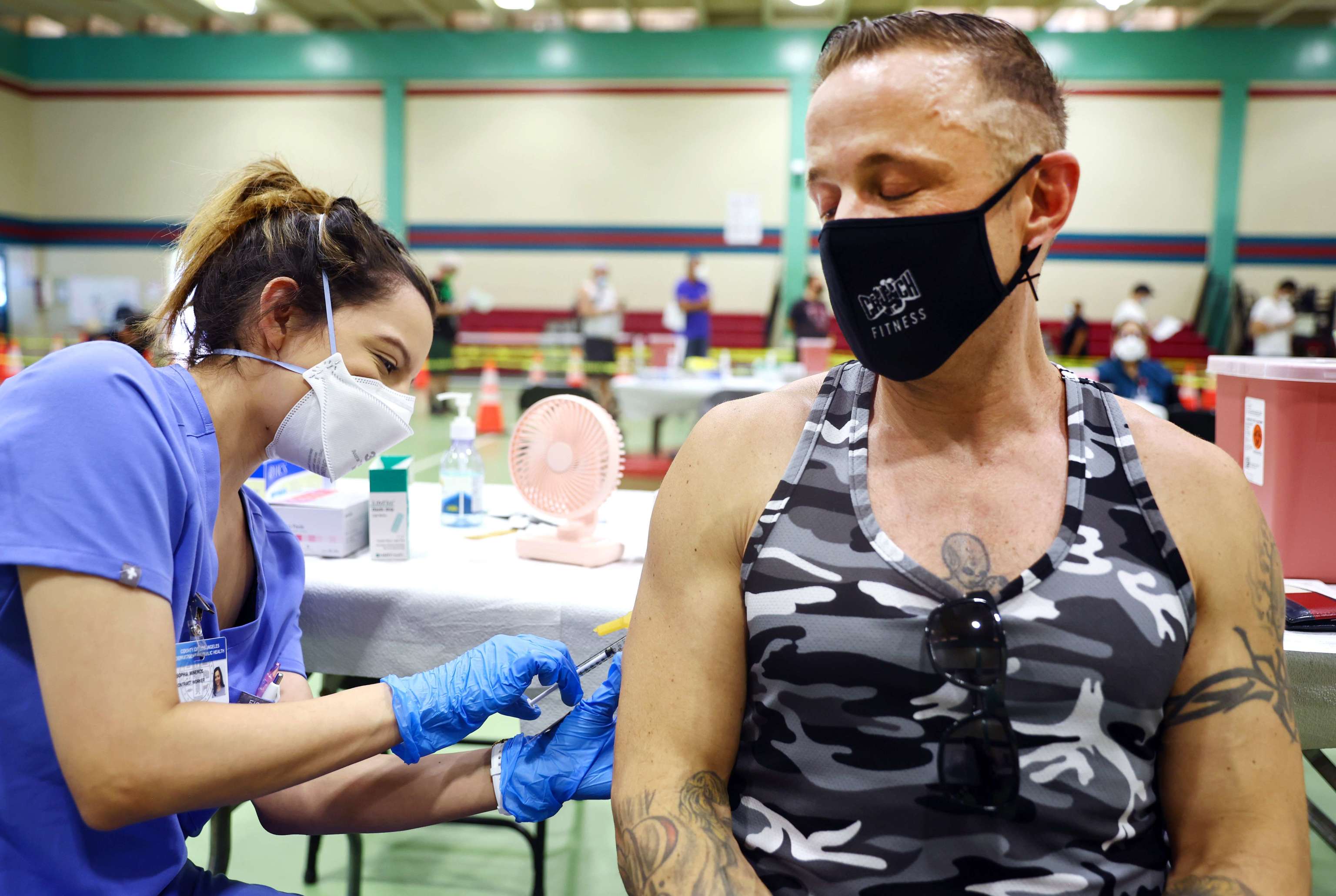 Un hombre recibe una dosis de la vacuna contra la viruela del mono en Los Angeles.