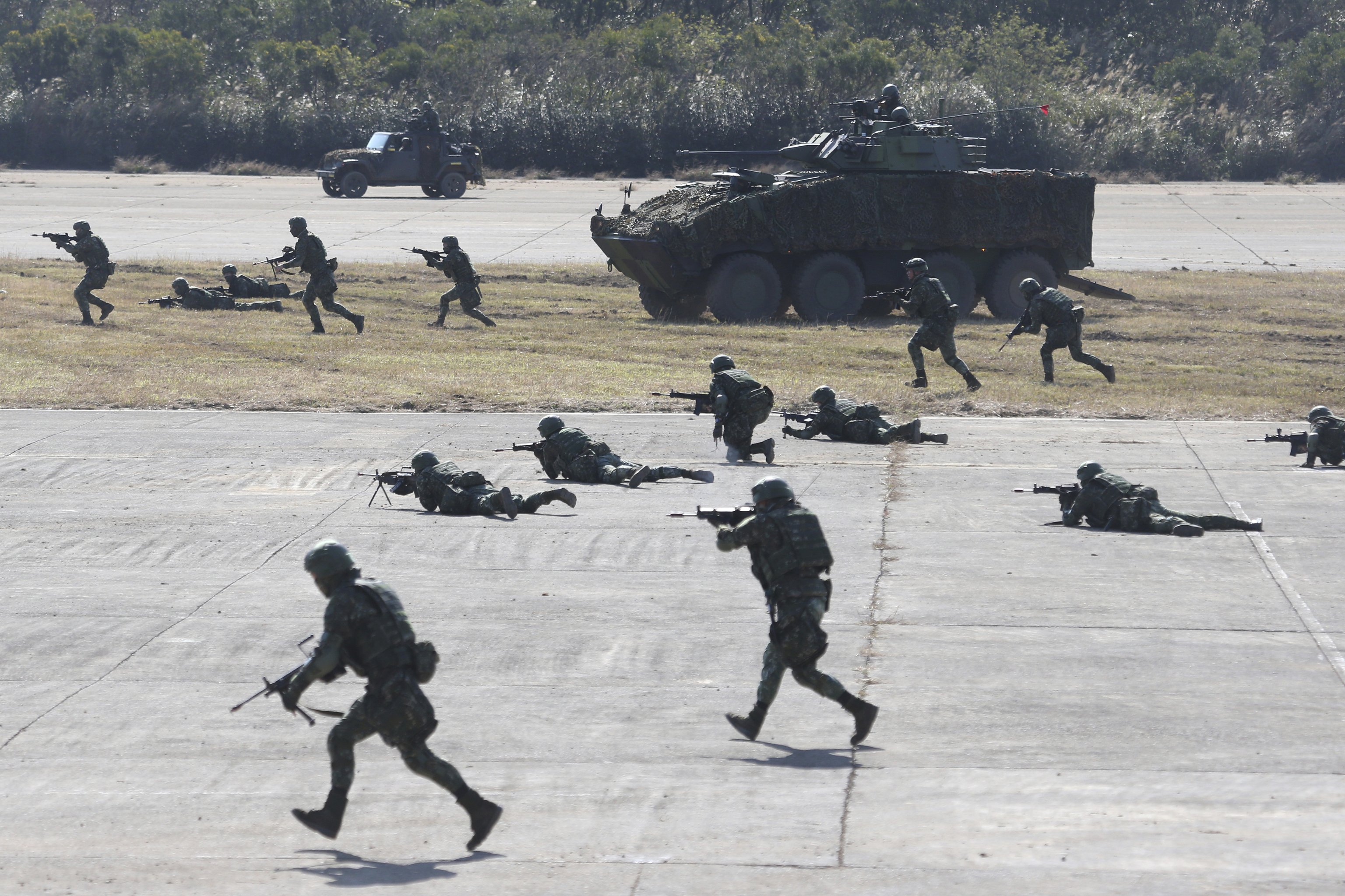 Soldados participan en ejercicios militares en Hsinchu, norte de Taiwán