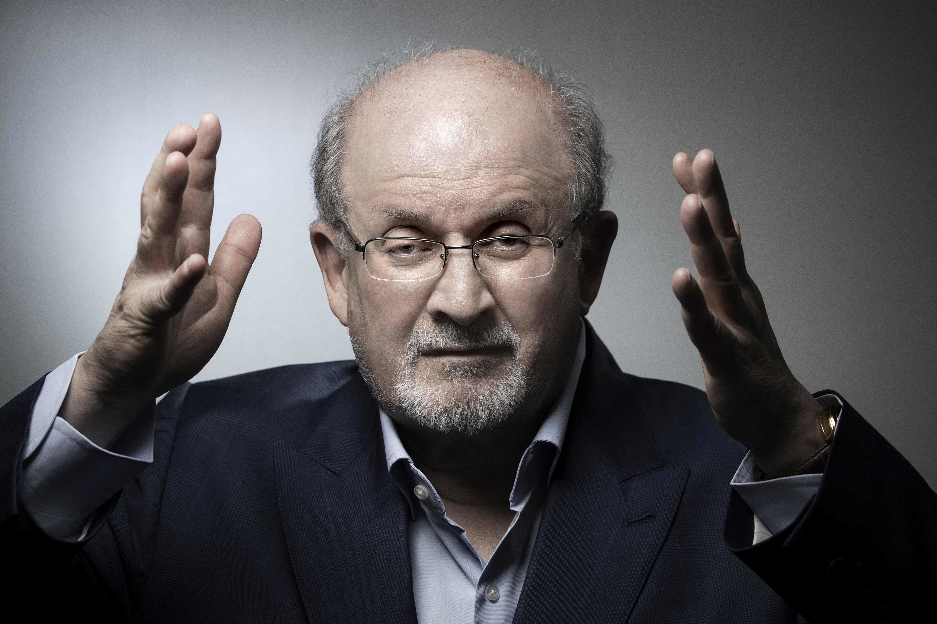 Salman Rushdie en una sesin de fotos en 2018