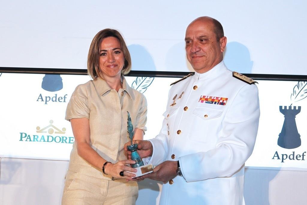 El almirante fallecido Francisco Javier González-Huix y la difunta ex ministra de Defensa Carme Chacón, en 2011.