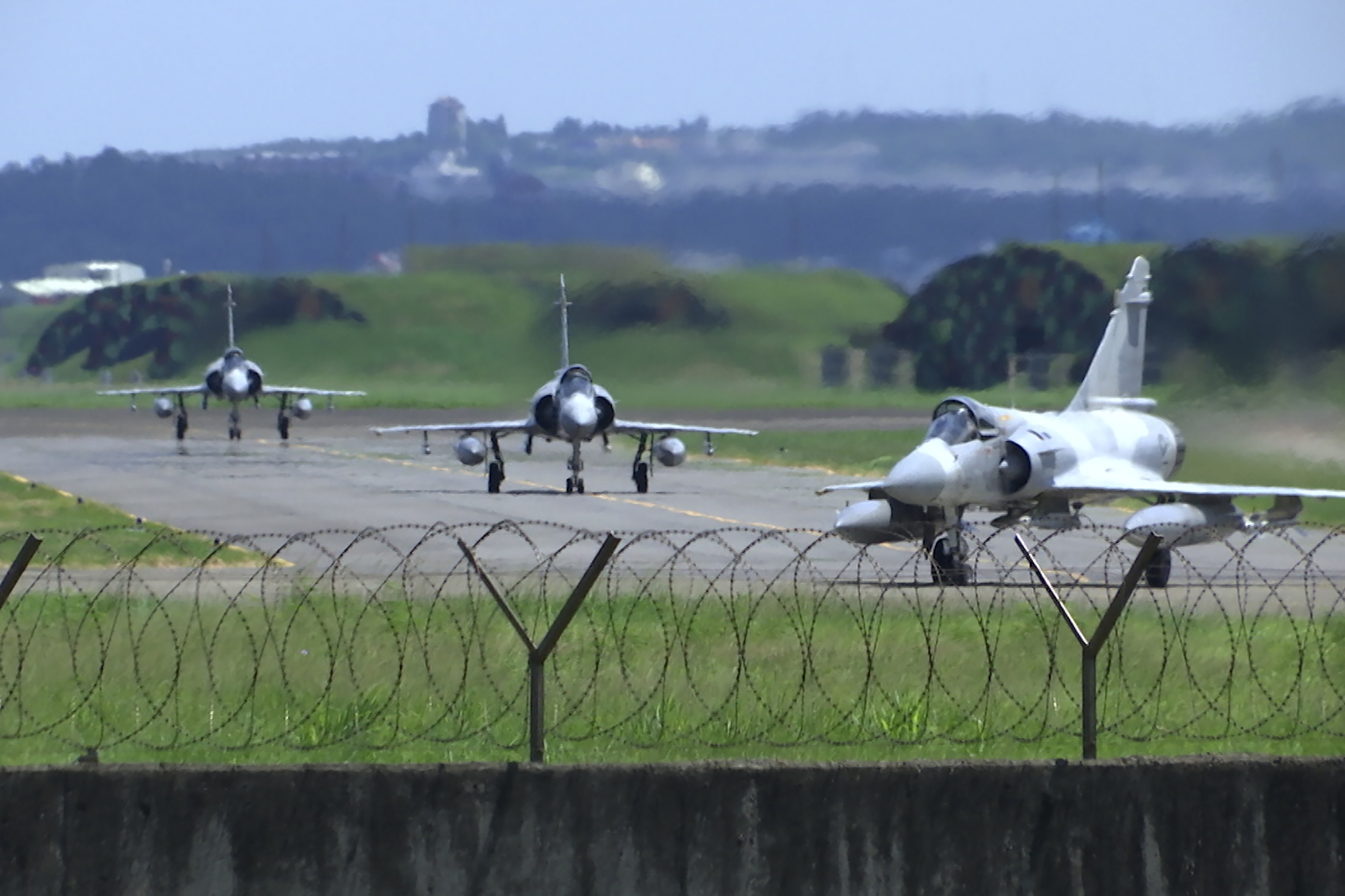 Aviones de combate Mirage de la Fuerza Aérea de Taiwán rodando en una pista en una base aérea en Hsinchu, Taiwán, el viernes 5 de agosto de 2022. China renovó el jueves 11 de agosto de 2022 su amenaza de atacar a Taiwán tras casi una semana de juegos de guerra cerca de la isla. Taiwán ha calificado las pretensiones de Pekín sobre la democracia autónoma como "ilusiones" y ha lanzado sus propios ejercicios militares.
