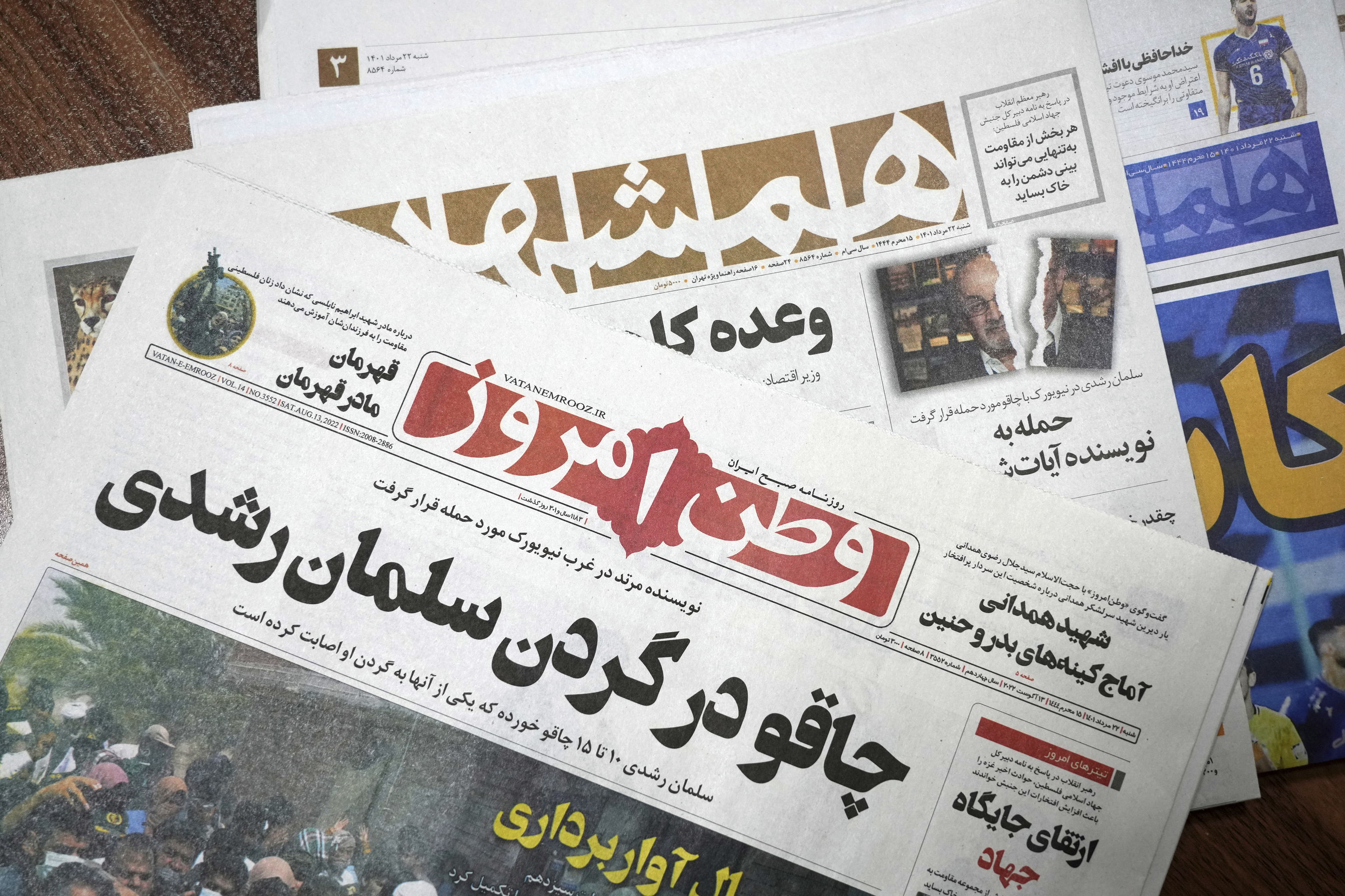 Sectores conservadores de Irán reaccionan al ataque contra Salman Rushdie: «Satán va camino del infierno»