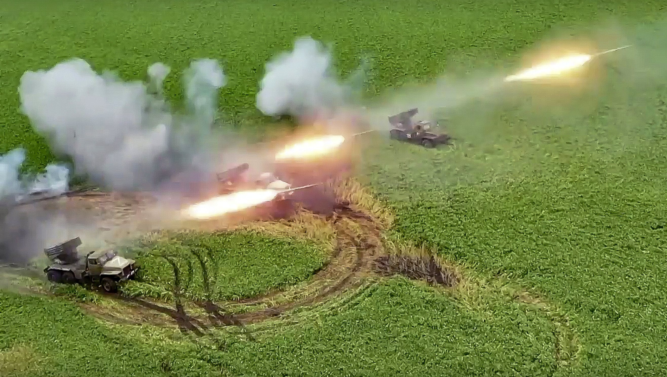 Los lanzacohetes Grad del ejército ruso disparan cohetes contra las tropas ucranianas.