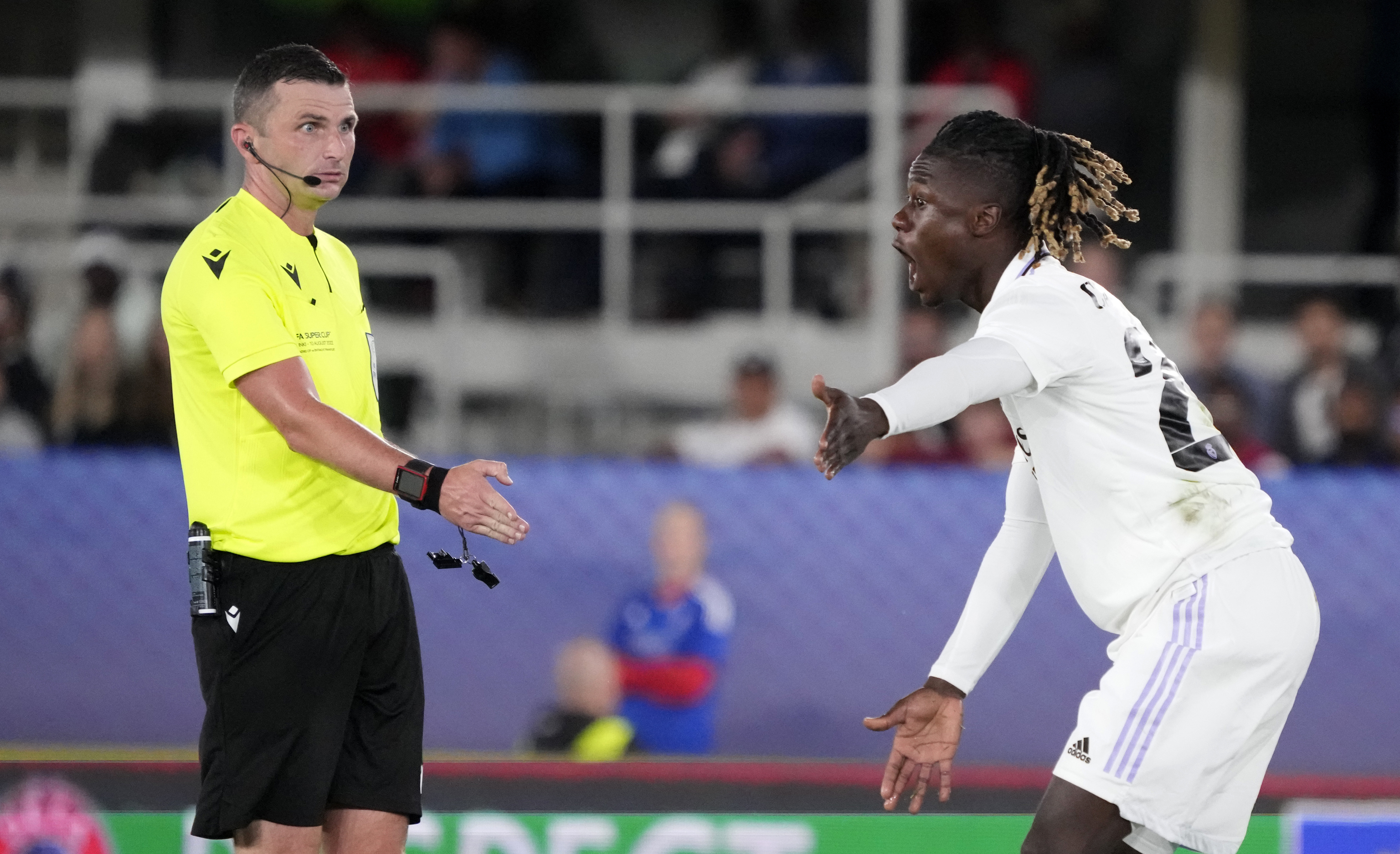 Real Madrid's Eduardo  lt;HIT gt;Camavinga lt;/HIT gt;, right, discusses with referee Michael Oliver during the UEFA Super Cup final soccer match between Real Madrid and Eintracht Frankfurt at Helsinki's Olympic Stadium, Finland, Wednesday, Aug. 10, 2022. (AP Photo/Sergei Grits)
