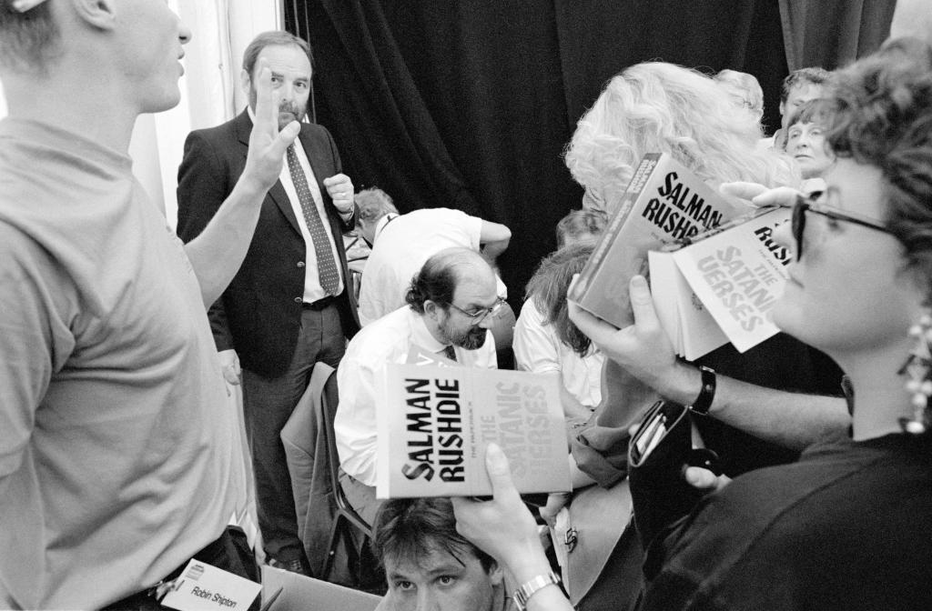 Salman Rushdie firmando ejemplares en el Hay on Wye Festival (Gales) en 1992, de tres a