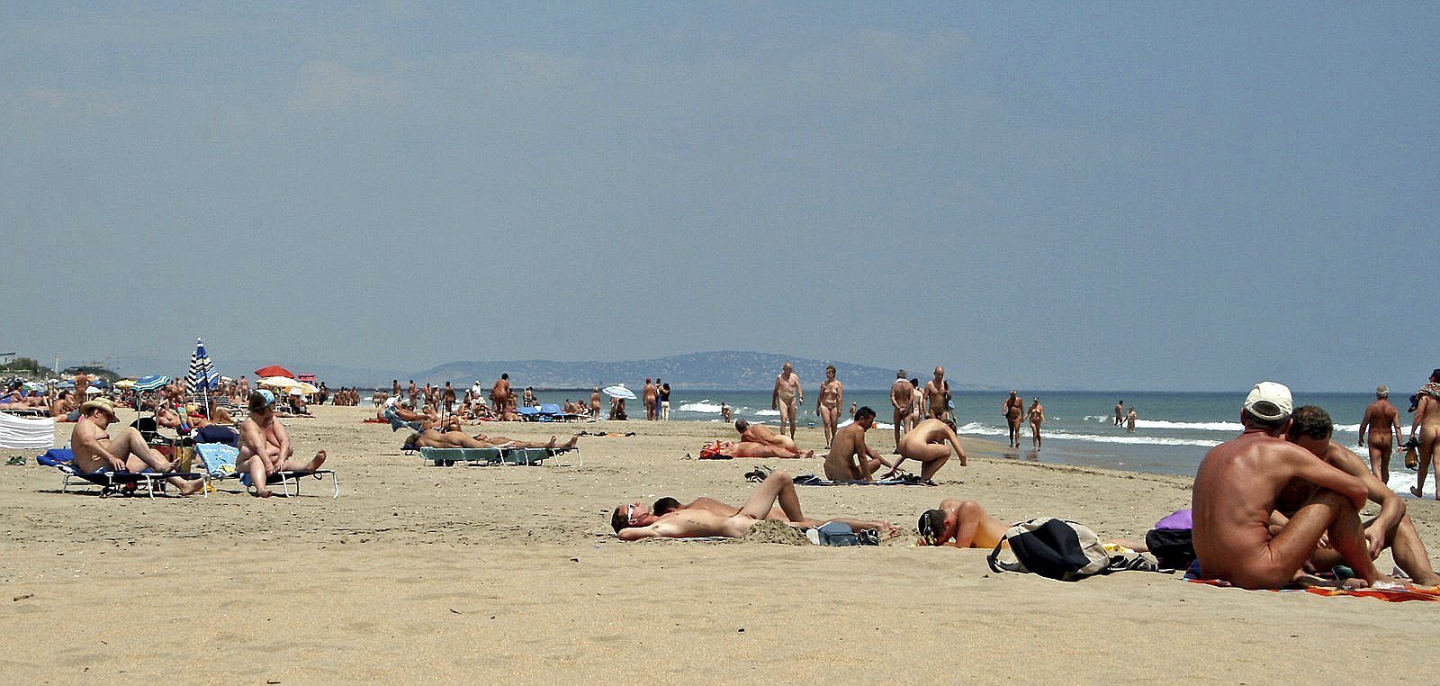 Entre nudistas y swingers en Cap d’Agde: arena, látigos y espuma en el parque de atracciones del sexo