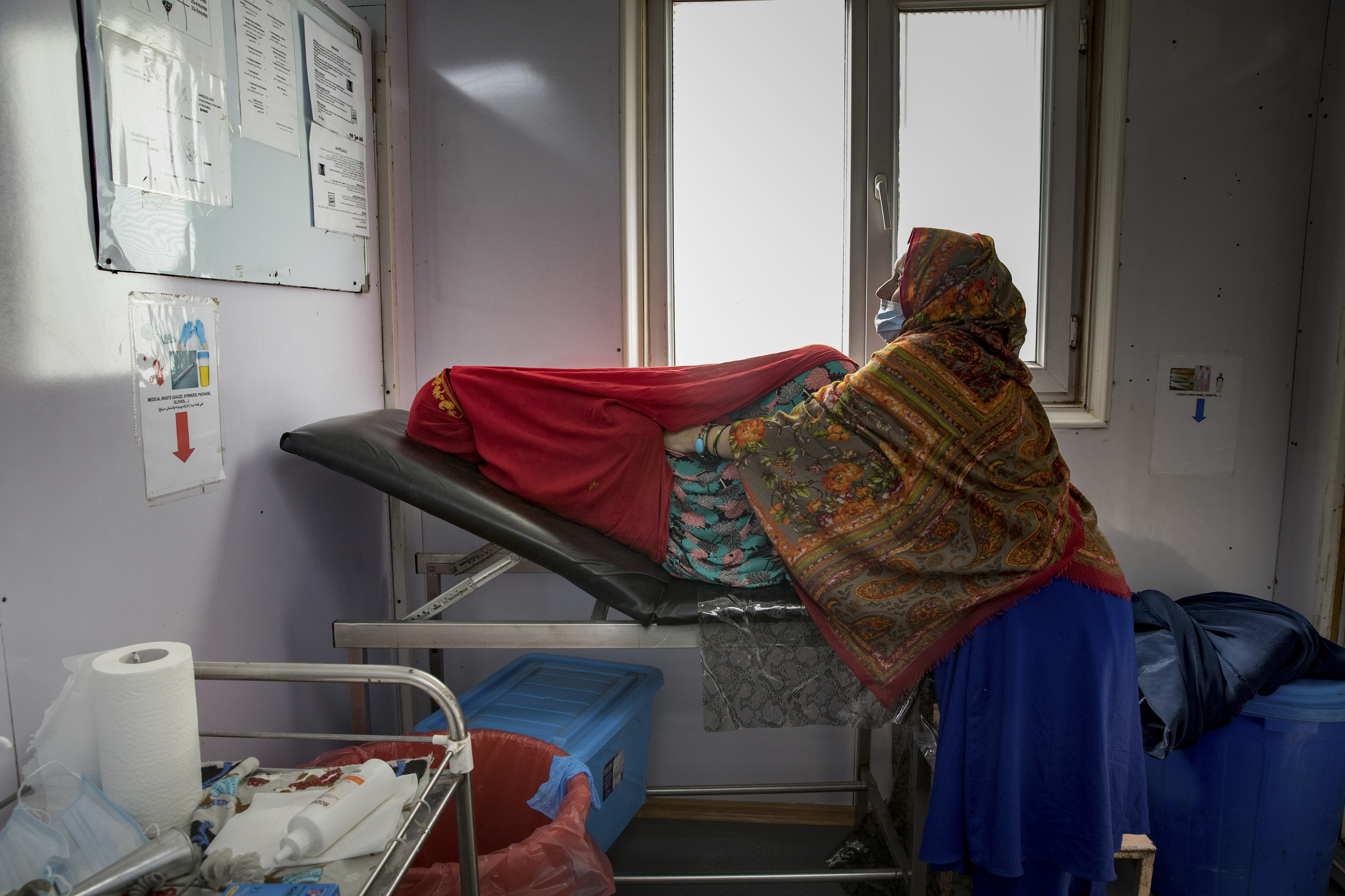 Una matrona de MSF cuida de una mujer embarazada en el hospital de Khost.