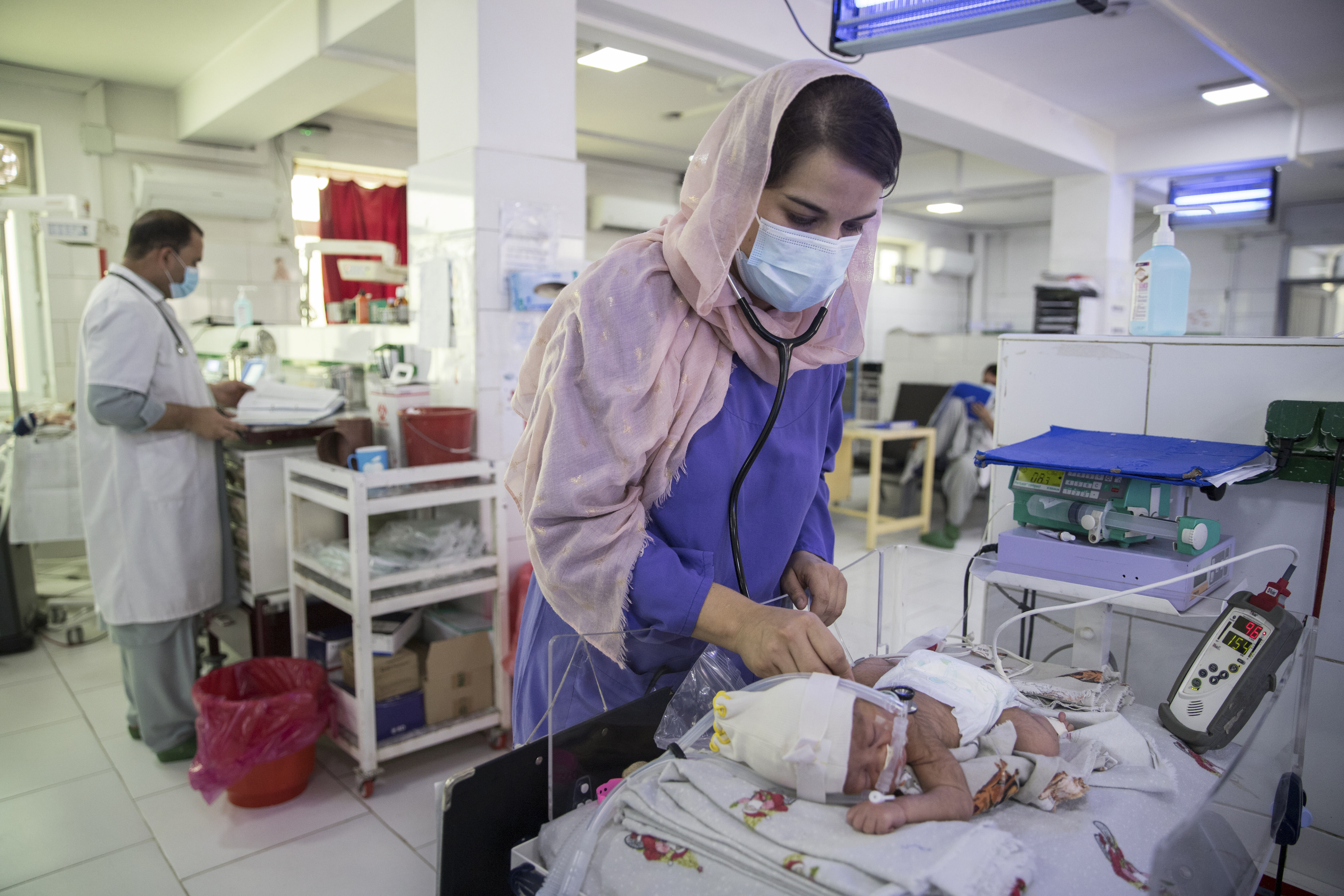Pediatras de MSF cuidan de un recién nacido en el hospital de Khost.