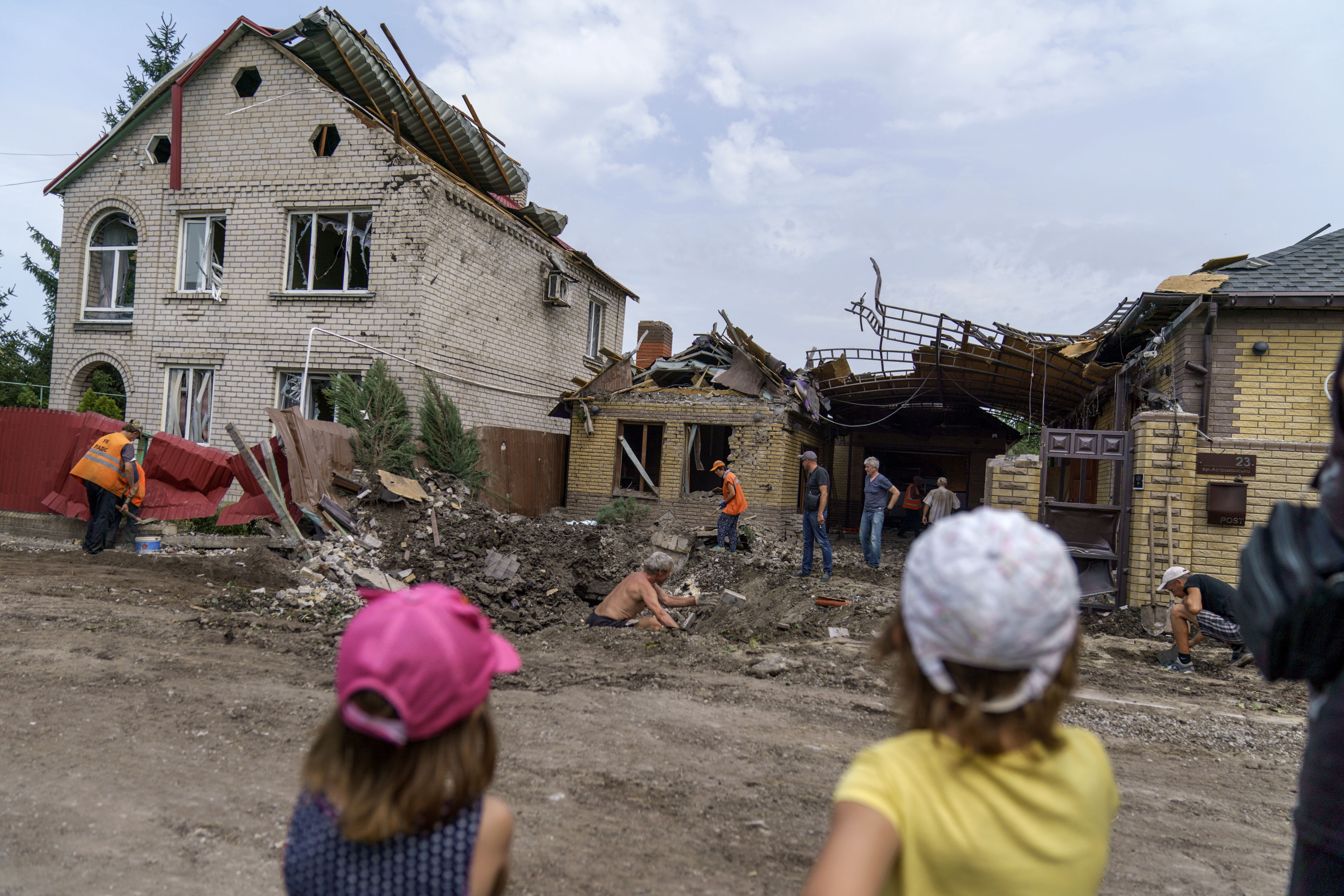 Unos 350.000 residentes se resisten a dejar el Donbás pese a los bombardeos de Rusia
