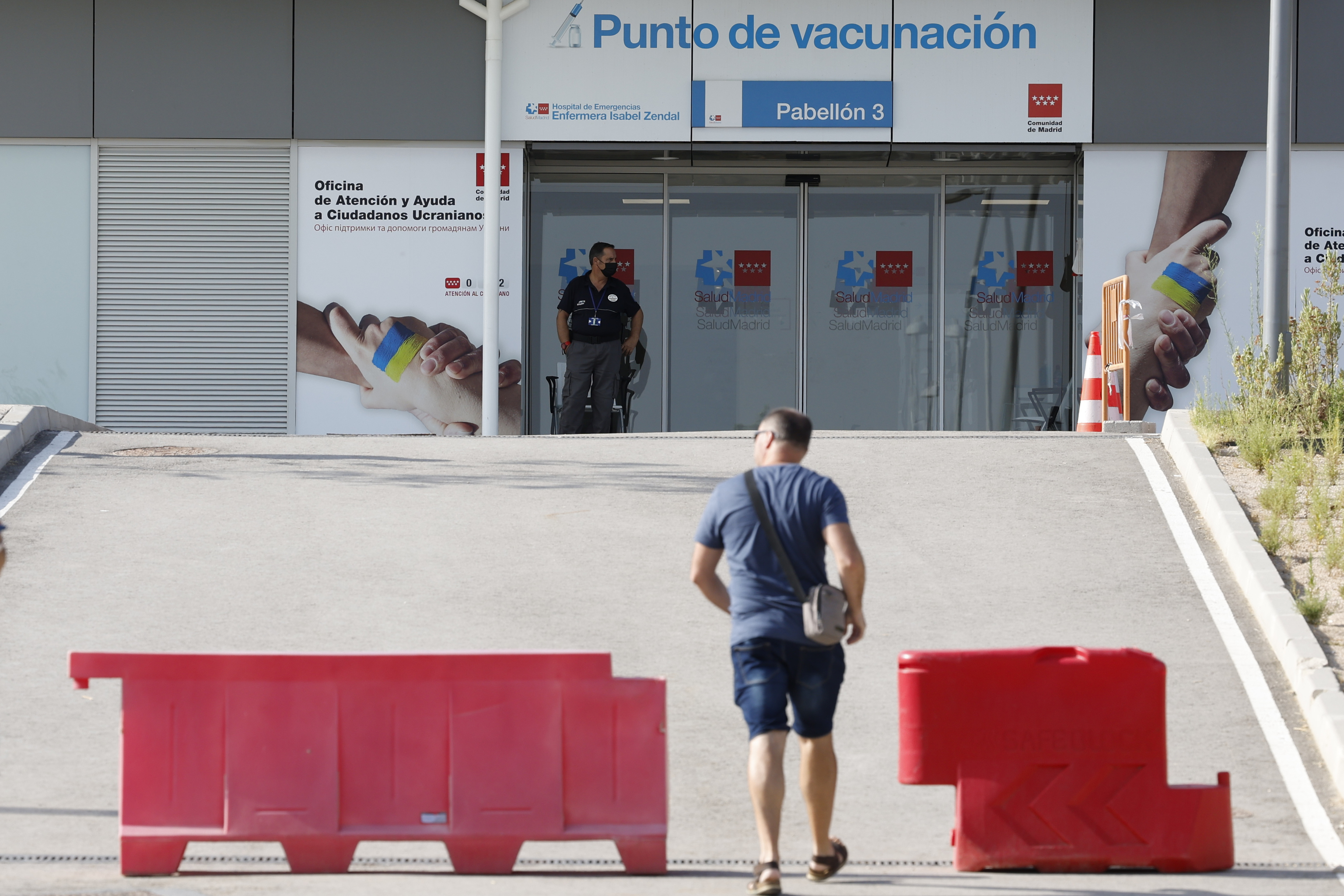 Un hombre se acerca al punto de vacunación del hospital Isabel Zendal de Madrid, el pasado jueves.