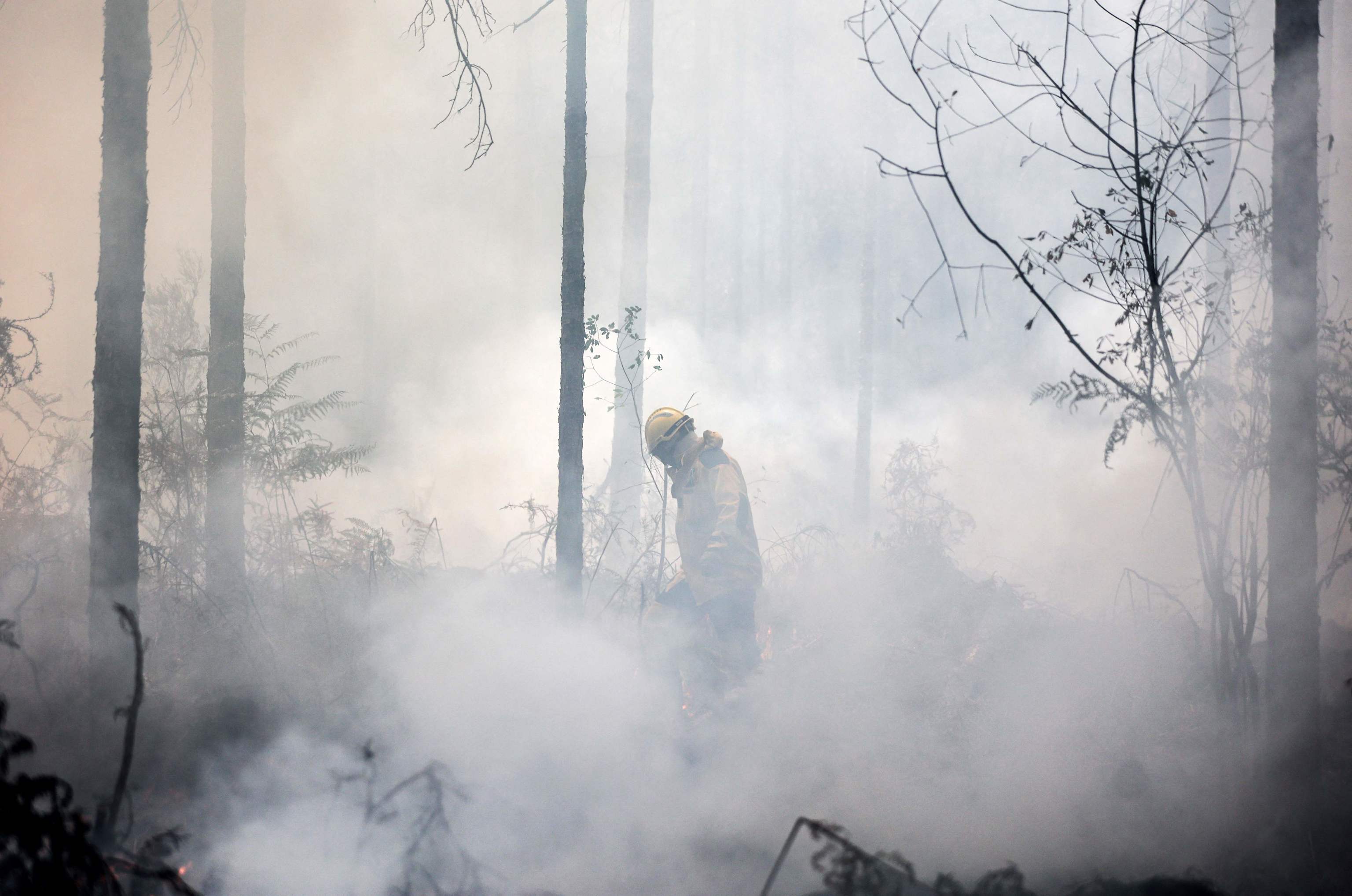 Un bombero lucha contra el fuego cerca de Belin-Beliet, Francia