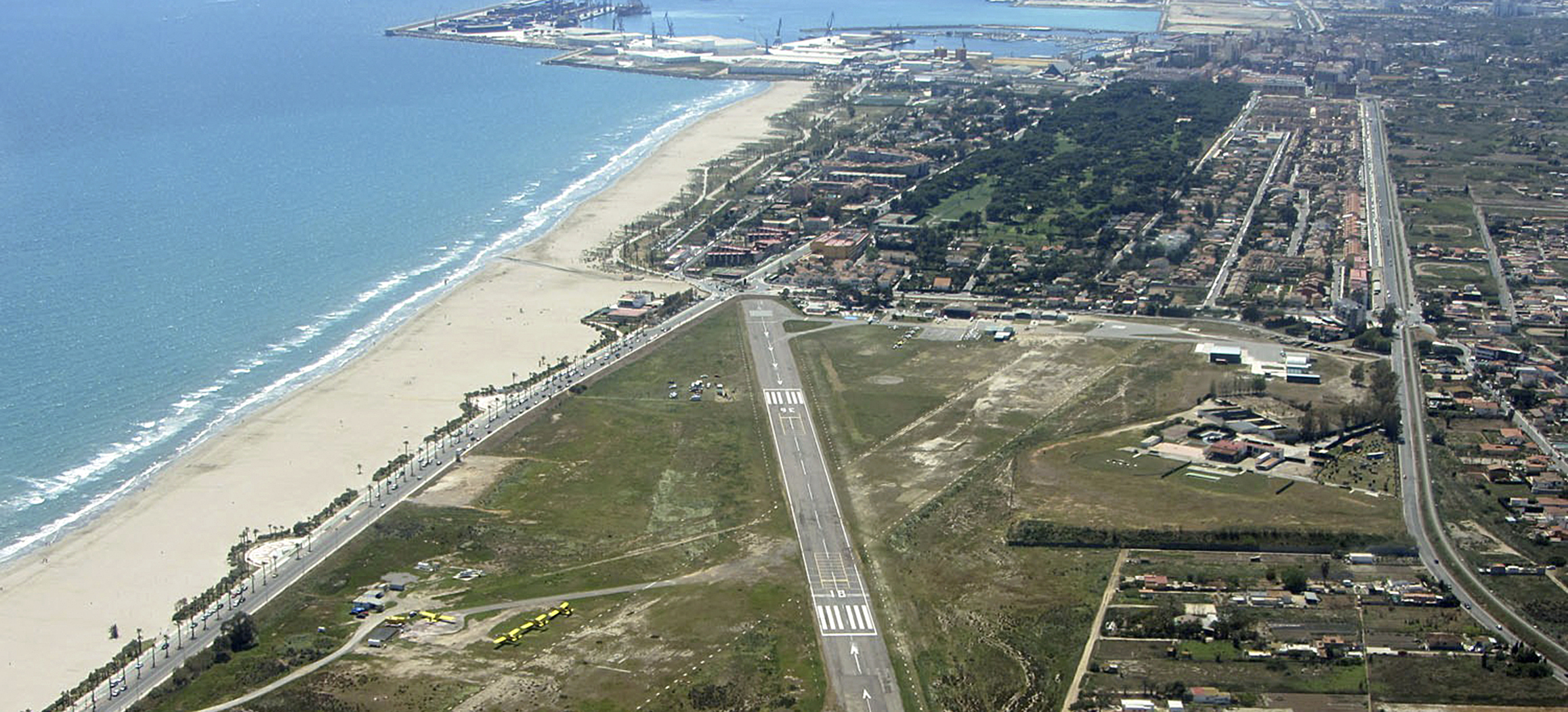 Vista area del aerdromo y la playa del Gurug, donde no se puede abrir una va de emergencia al mar como reclamaba Costas.