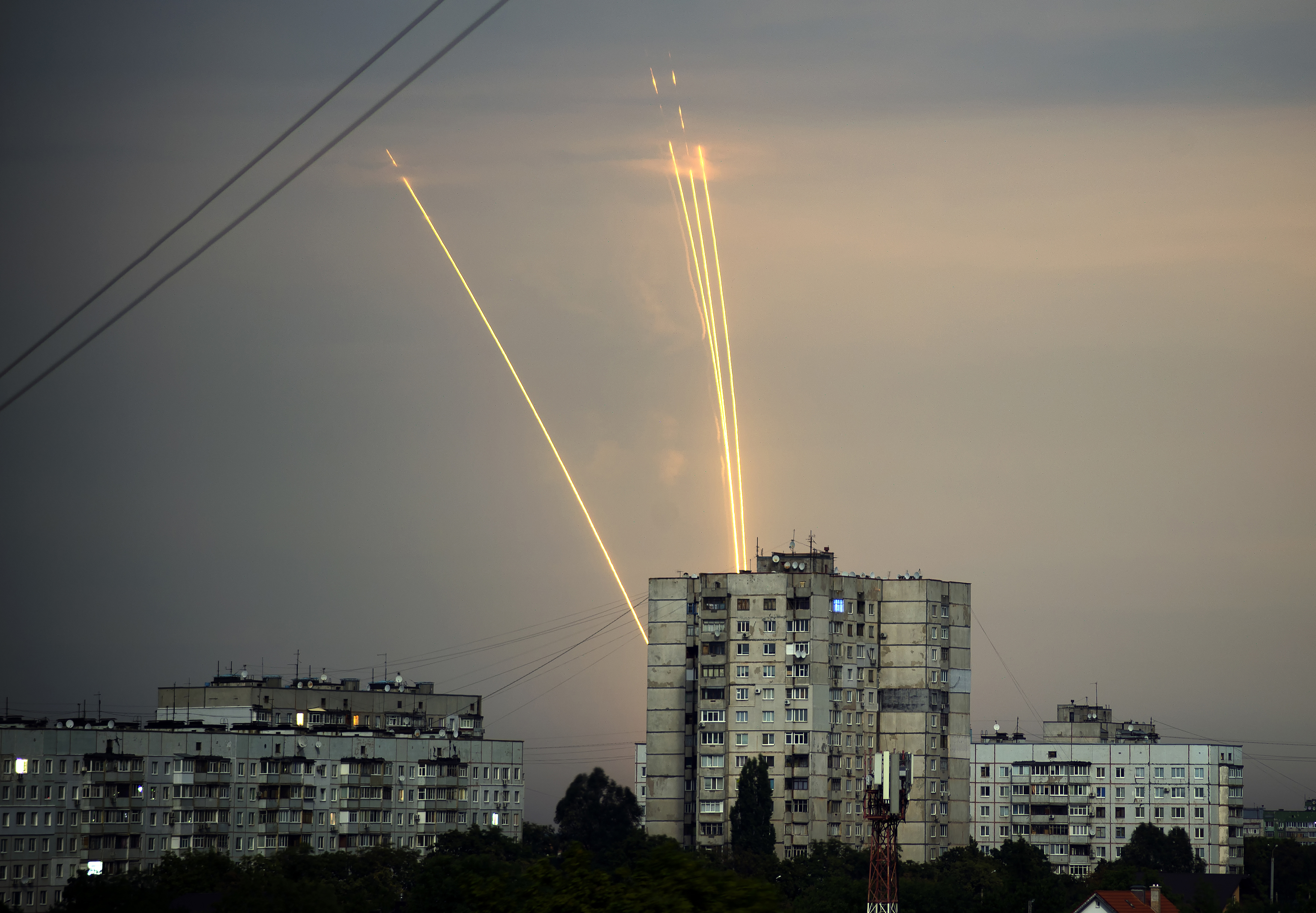 Lanzamiento de cohetes rusos contra Ucrania desde la región rusa de Belgorod se ve al amanecer en Jarkov, Ucrania.