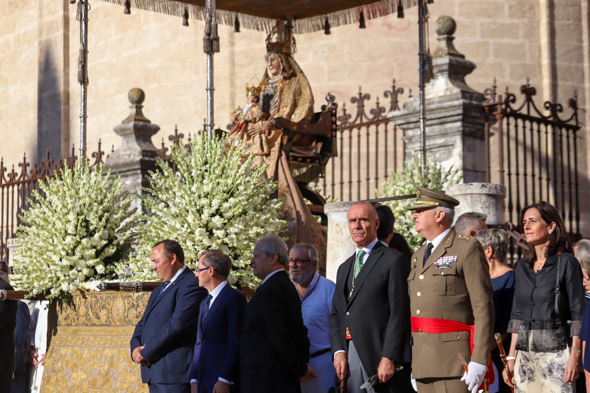 El alcalde de Sevilla, Antonio Muoz, en la procesin de la Virgen de los Reyes este lunes.