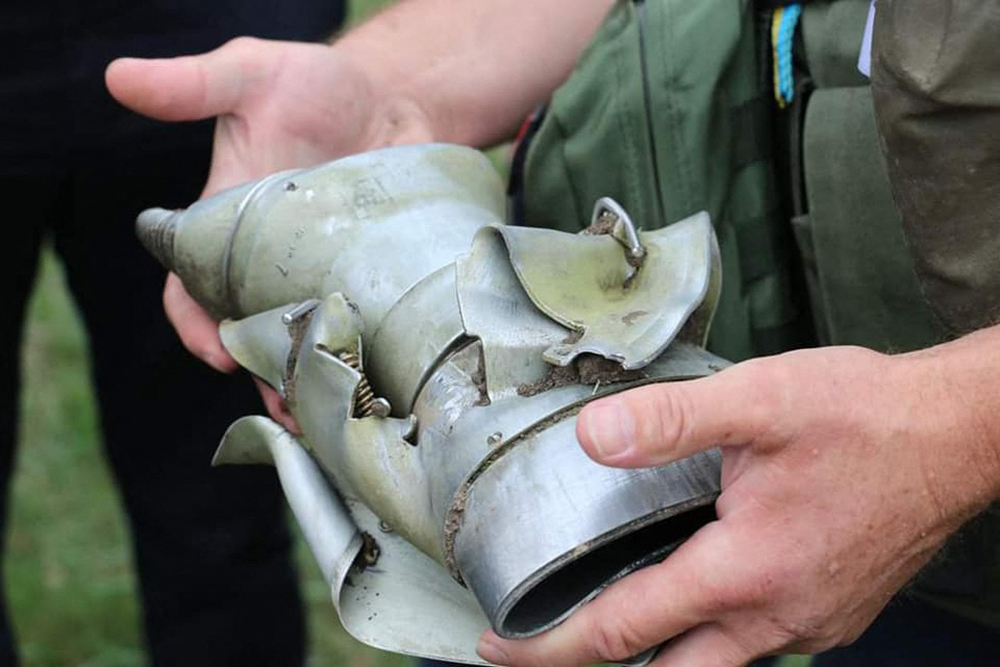 Fragmento de un misil tras el ataque ruso a Járkov, en una imagen del Servicio Estatal de Emergencias de Ucrania.