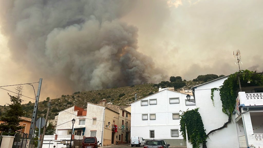 El fuego se acerca a las viviendas del municipio de Tollos.