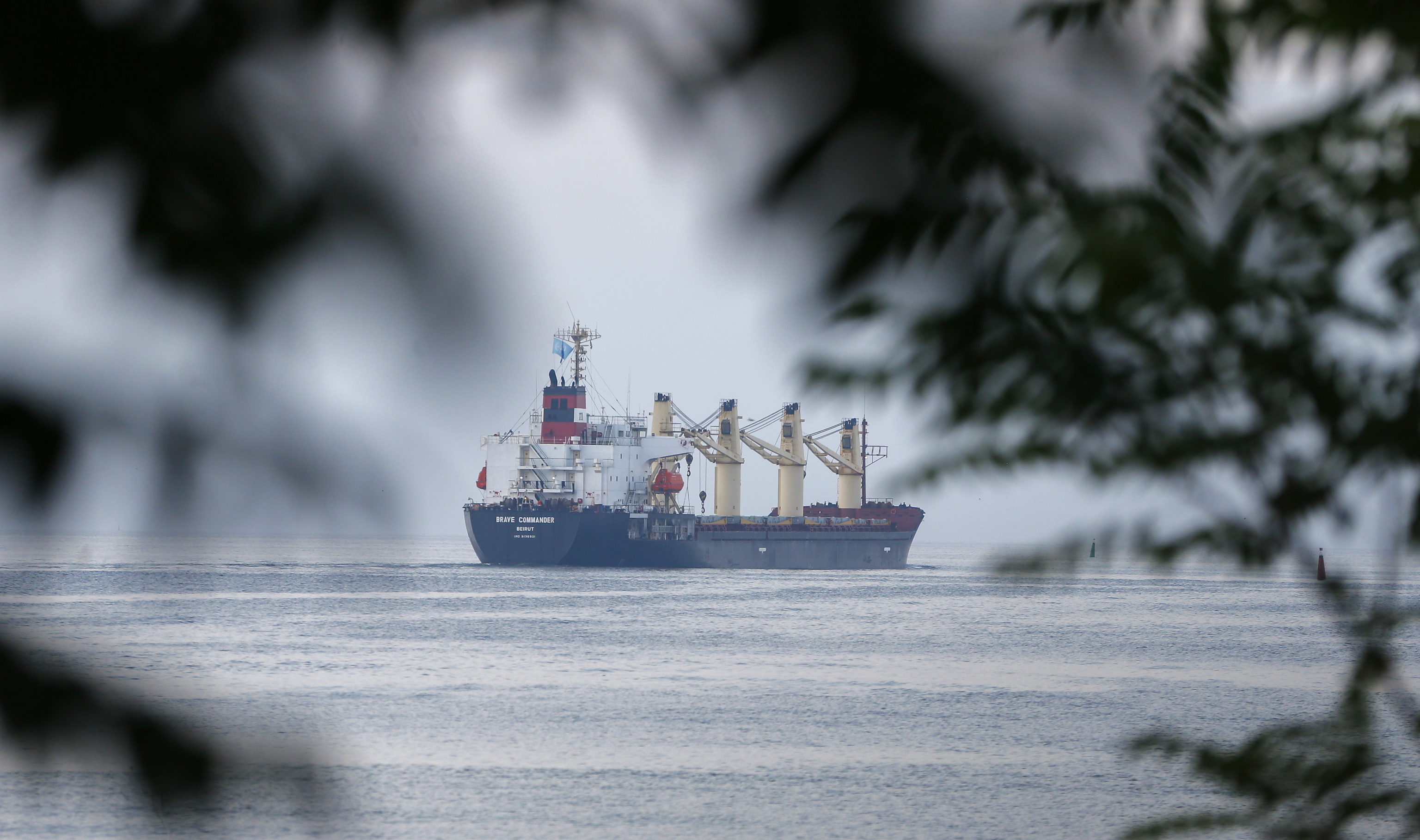 El buque 'Brave Commander' sale del puerto de Pivdennyi, cercade Odesa, en Ucrania, con ayuda humanitaria.