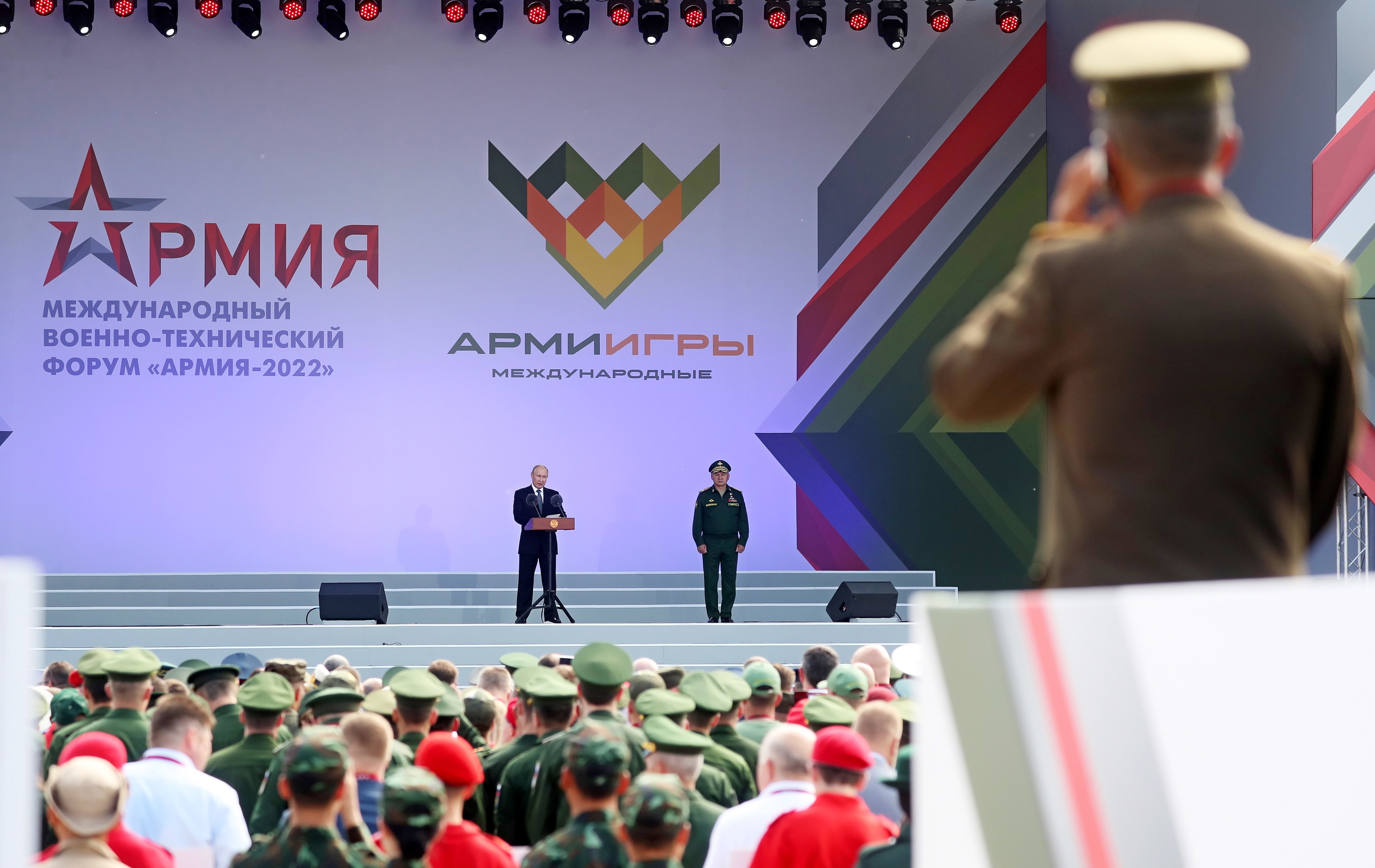 El presidente ruso Vladimir Putin y el ministro de Defensa Sergei Shoigu  en la Conferencia Internacional de Seguridad en Moscú.