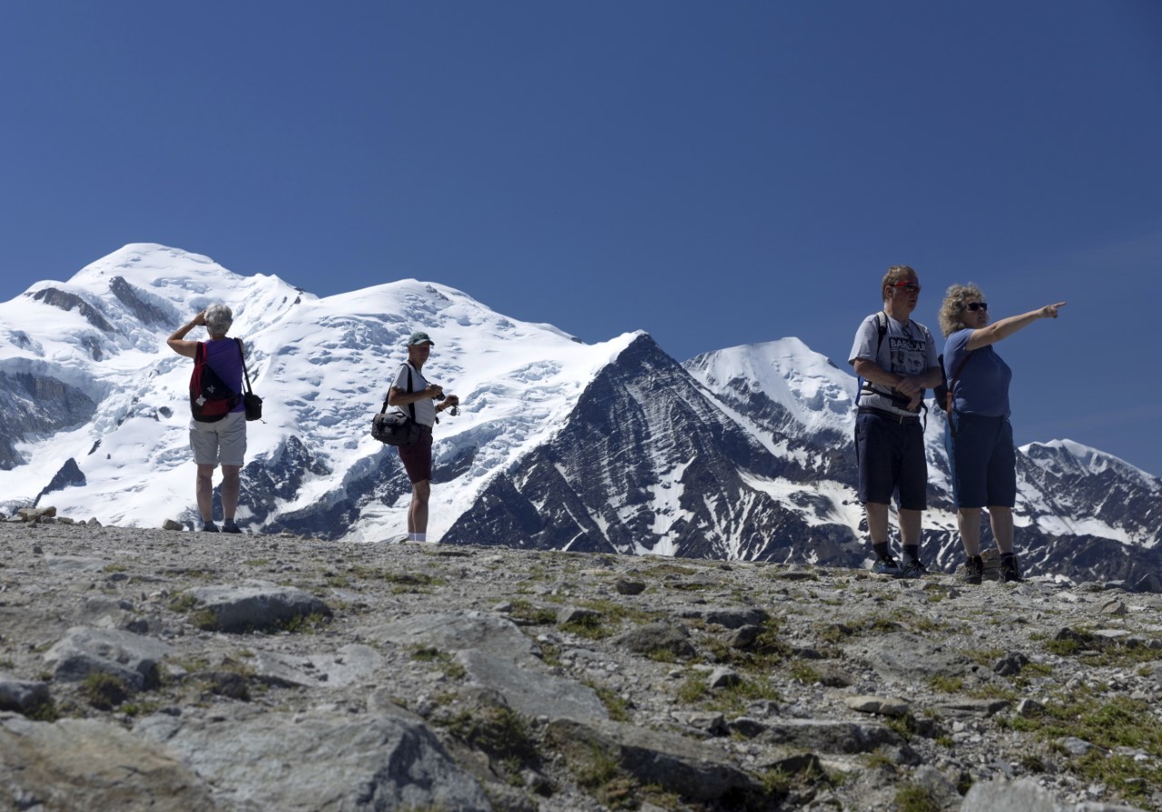 Excursionistas en Le Breventm eb Chamonix, a mediados de junio