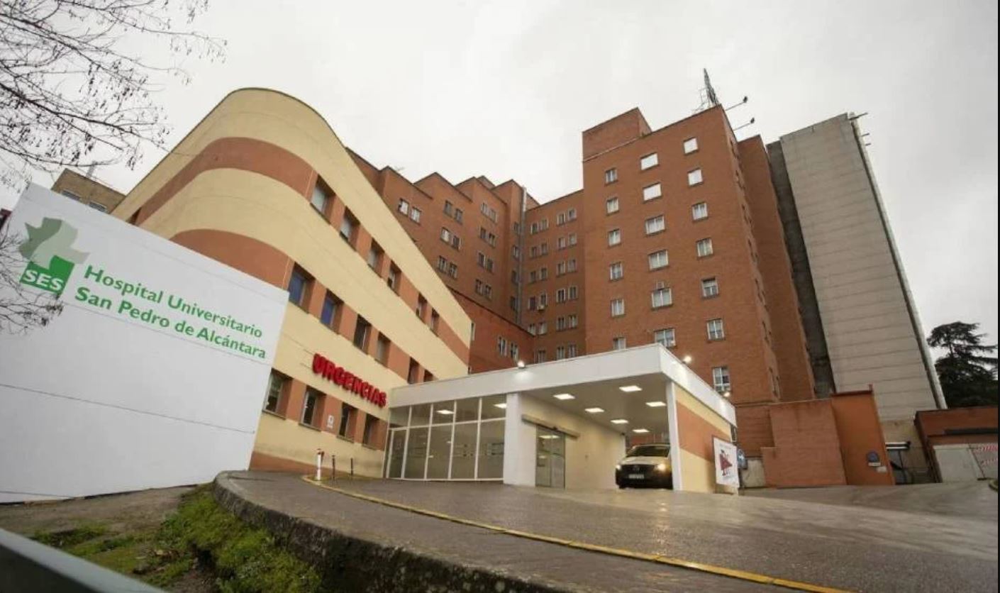 Hospital San Pedro de Alcántara, donde están ingresados en los pacientes con casos positivos de legionela en Cáceres.