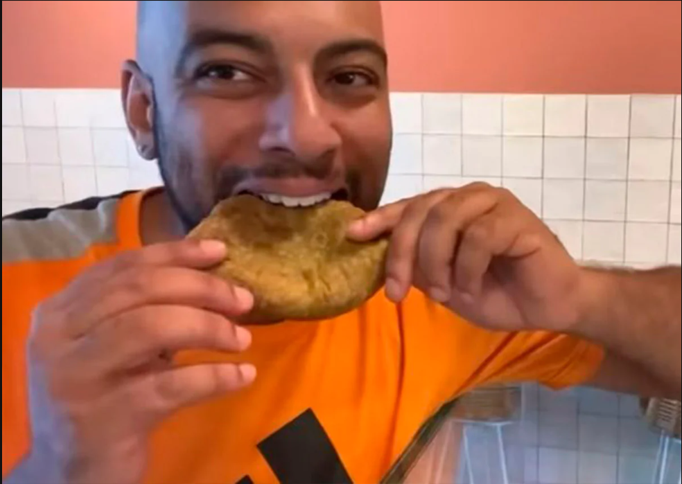 Borja Escalona comiendo la empanadilla de "A Tapa do Barril"