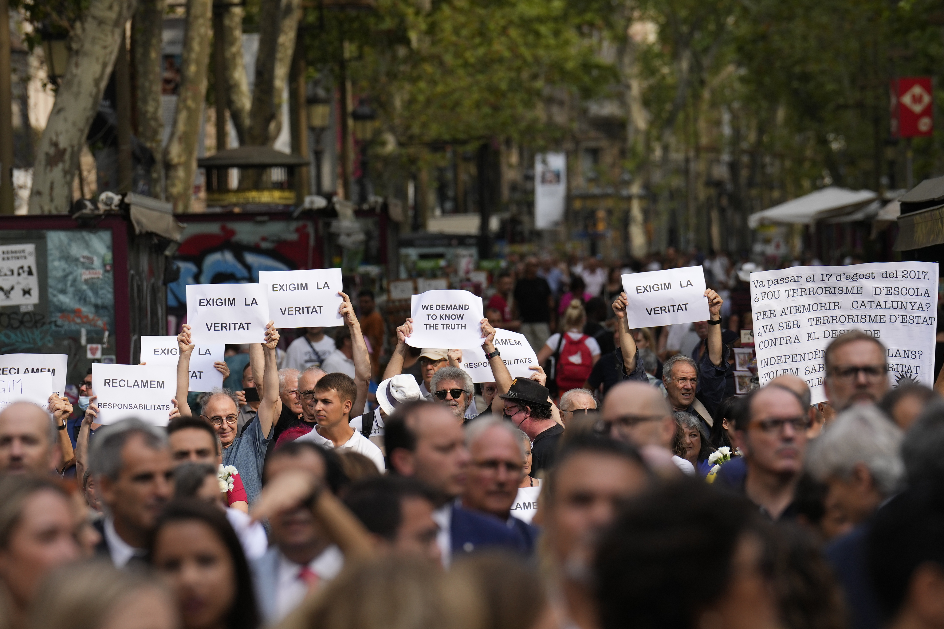 Protesta independentista durante el acto en memoria de las víctimas del atentado de Barcelona.