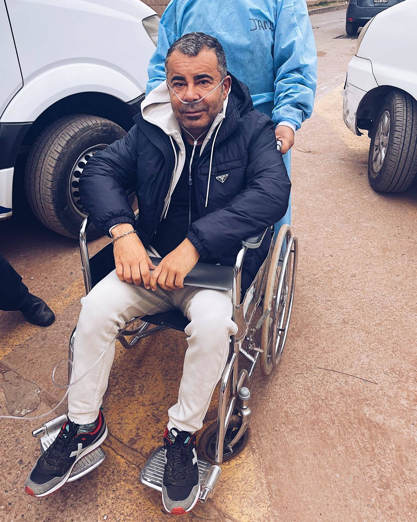 Jorge Javier en una silla de ruedas y con una vía de oxígeno durante su viaje a Perú