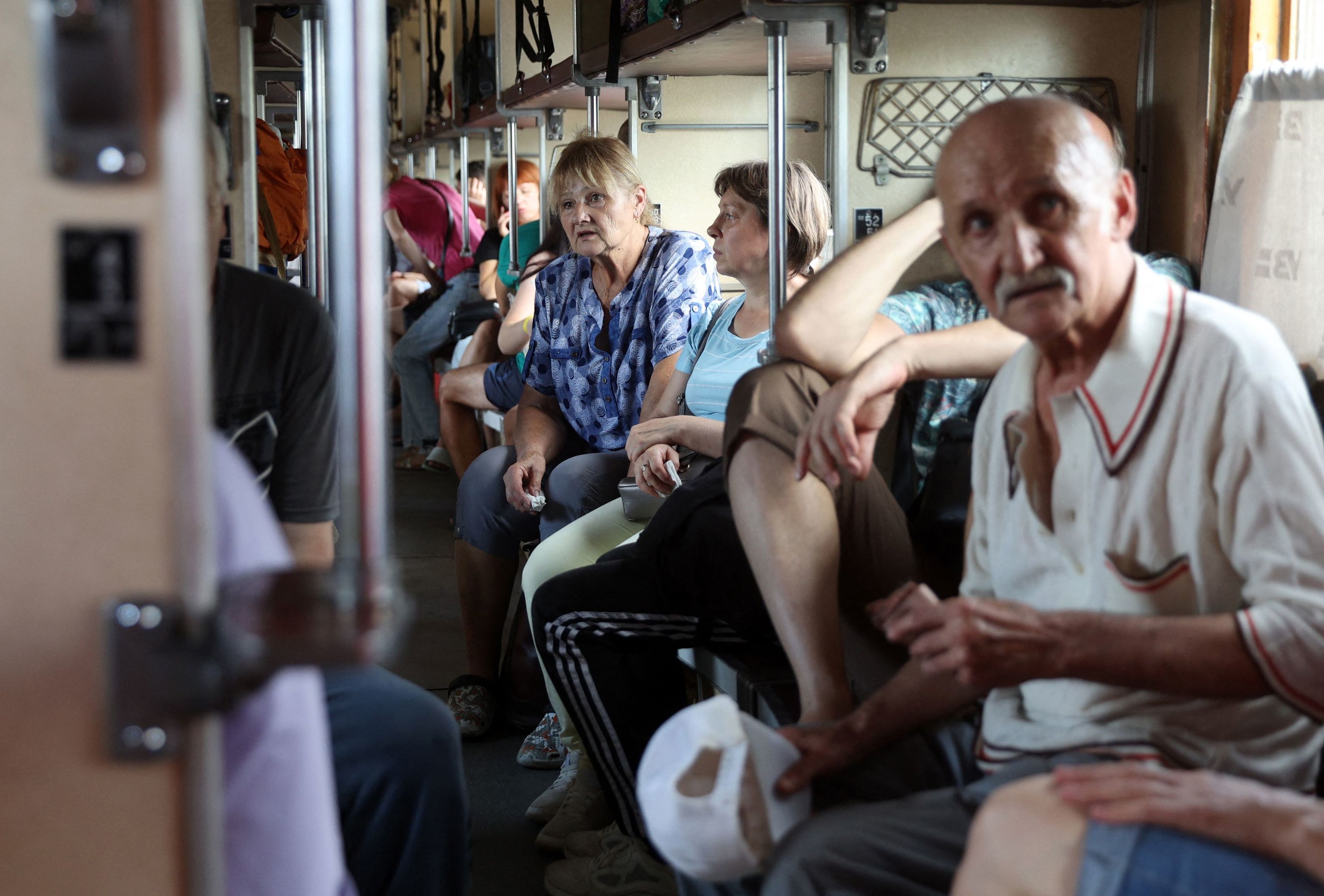 Evacuación en tren de la región de Donbas, en la estación de tren de Udachnoye.