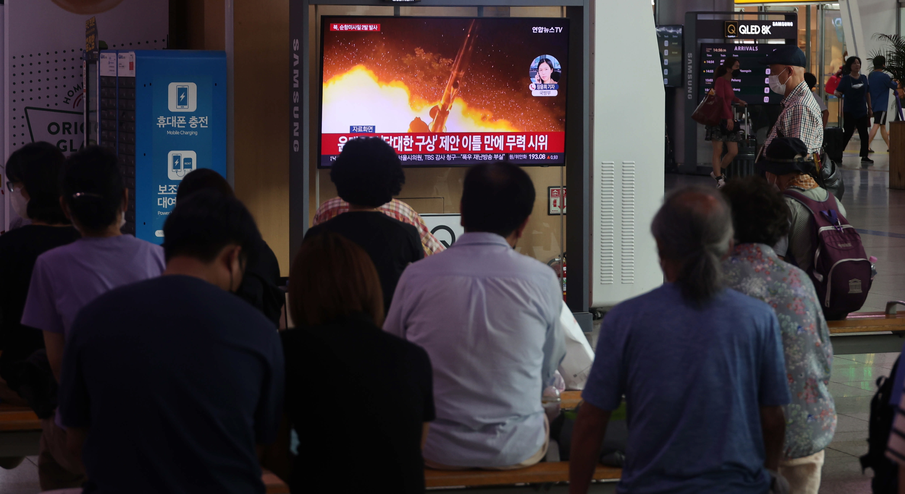 Estación de transporte público en Seúl con noticias sobre el lanzamiento de misiles.
