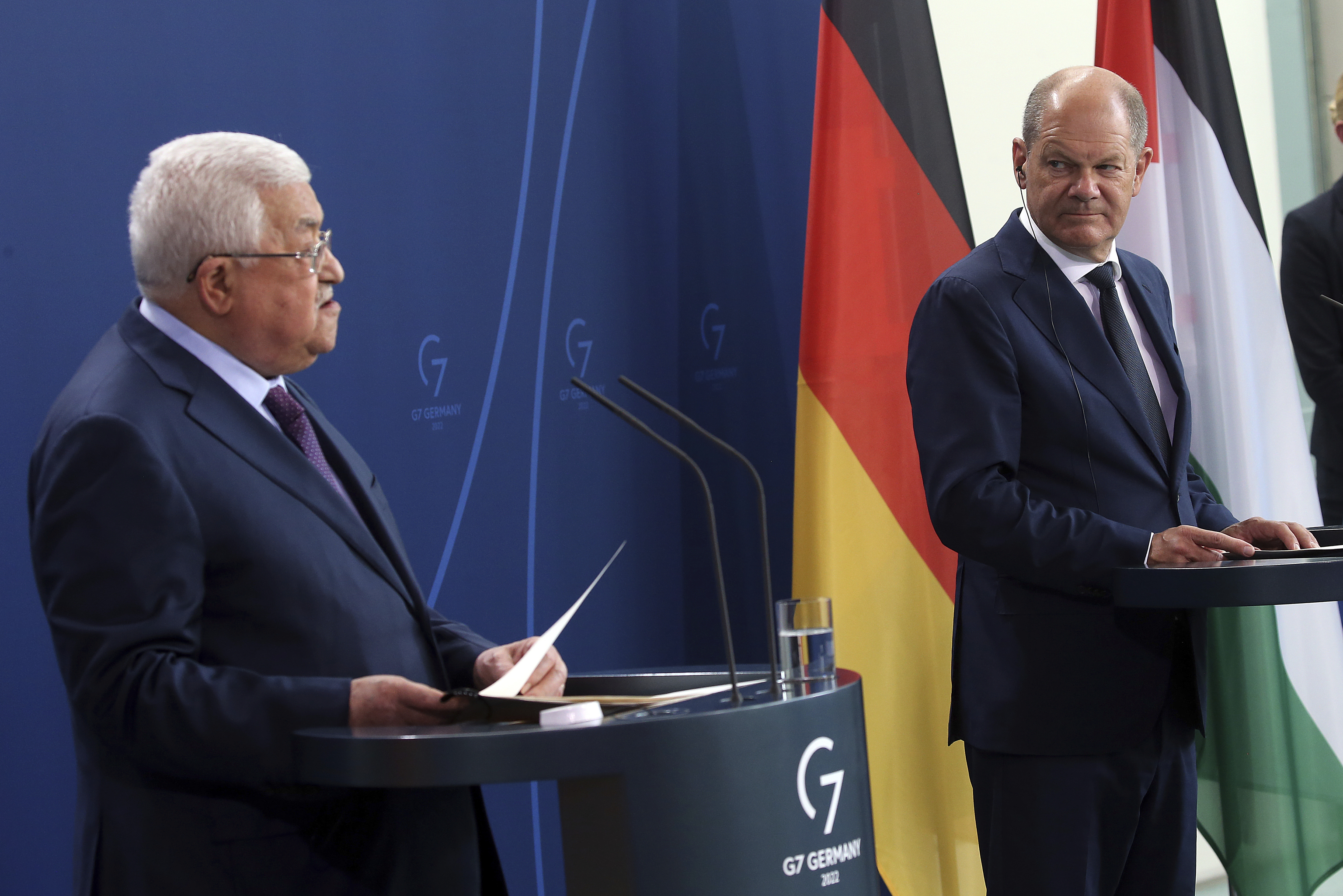 El presidente palestino, Abu Mazen (i), y el canciller alemán, Olaf Scholz (d), en rueda de prensa en Berlín, el 16 de agosto de 2022.