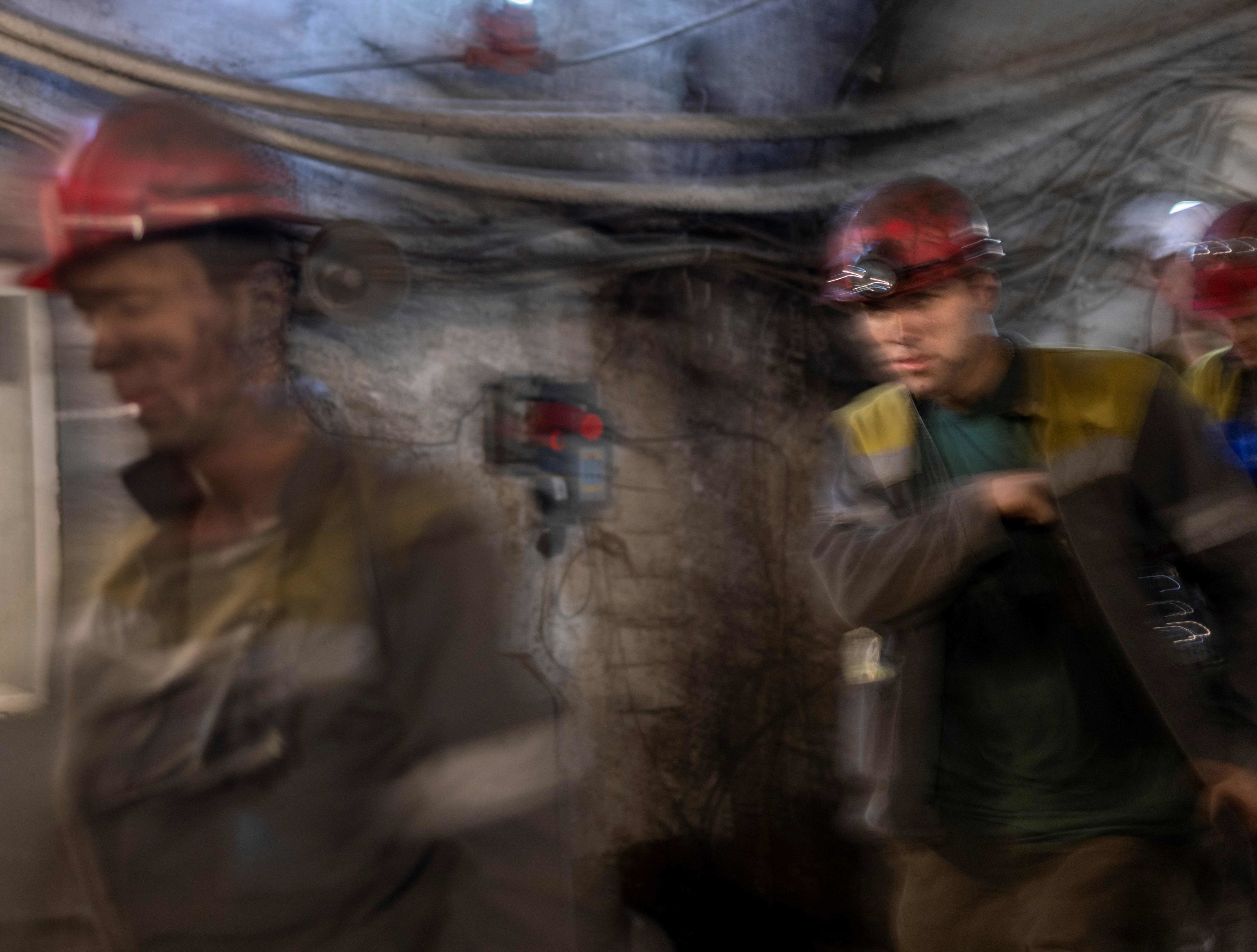 Mineros salen de la mina de Pavlograd, en la región de Donbas.
