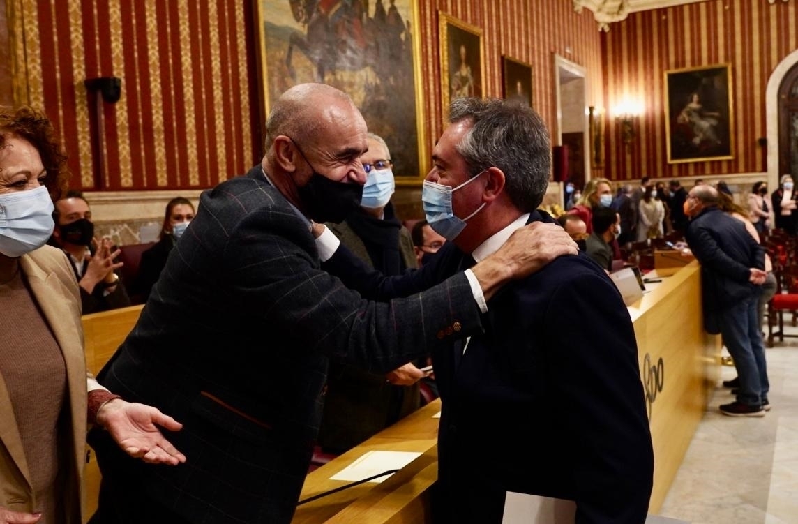 Antonio Muñoz saluda a Juan Espadas, el día del relevo en el Ayuntamiento de Sevilla.