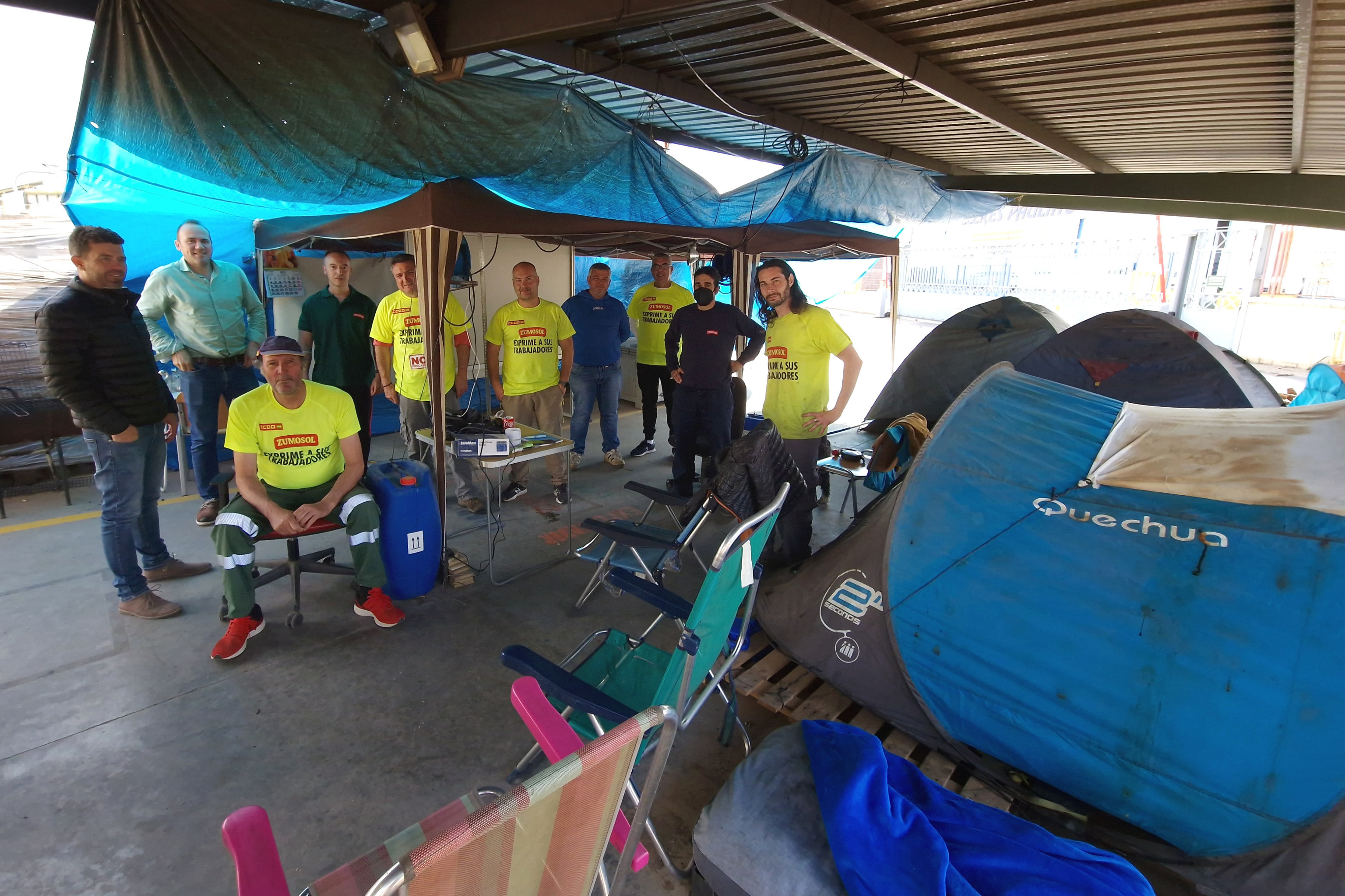 Trabajadores acampados en las instalaciones de Zumosol.