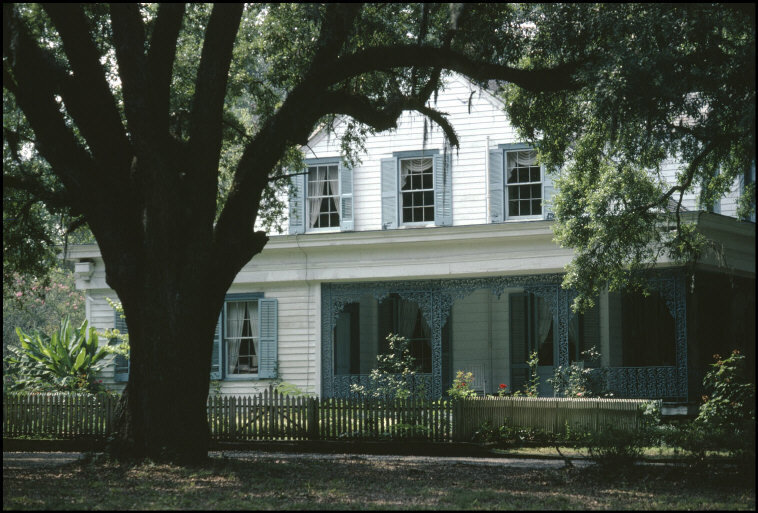 Exterior de la casa principal de la Plantación Myrtles, en Louisiana (EEUU).