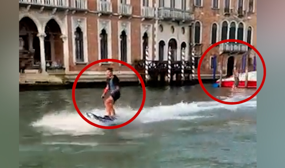 Venecia multa a los turistas que surfearon el Gran Canal