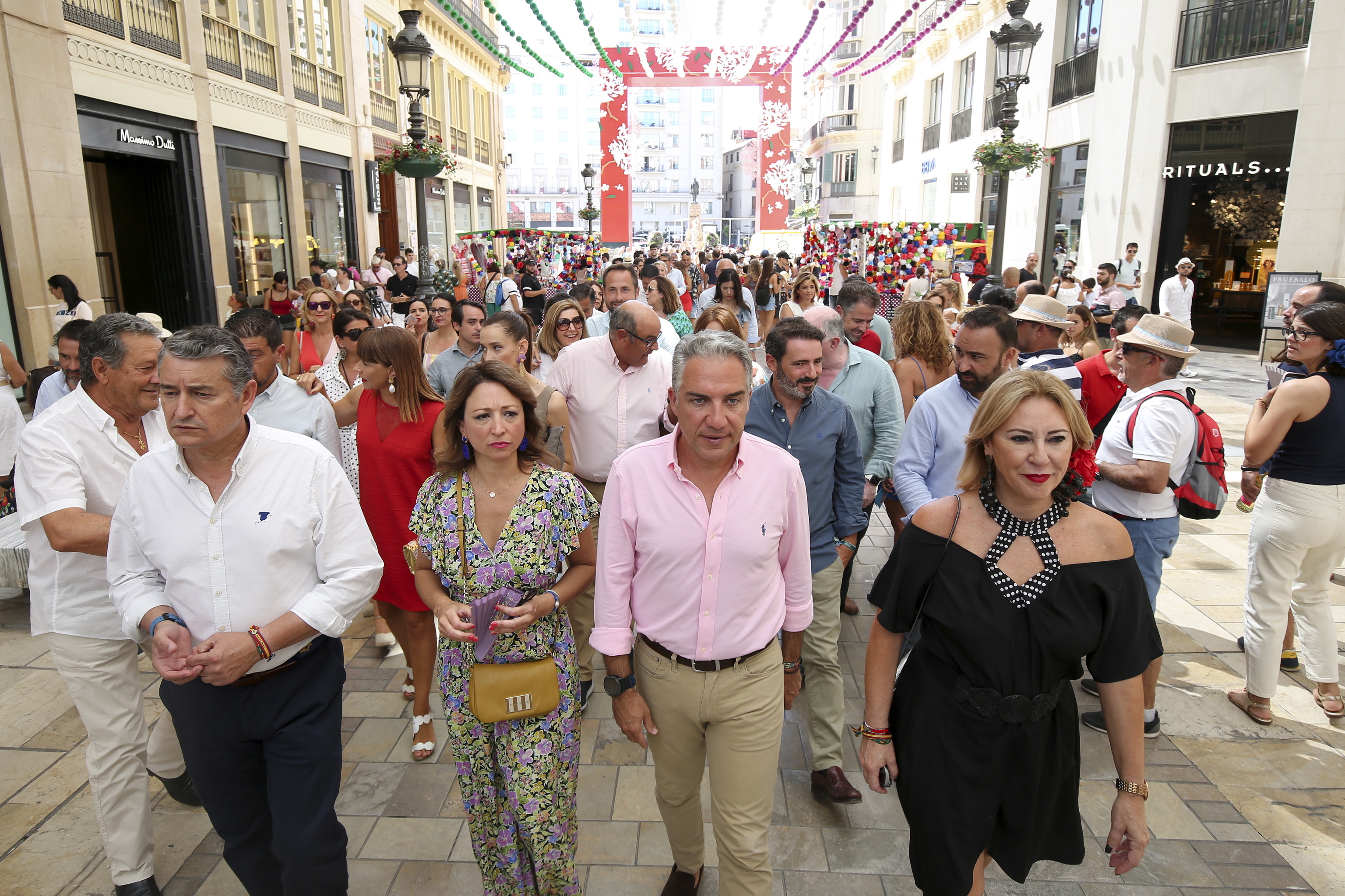 Elas Bendodo, acompaado de Antonio Sanz, la delegada del Gobierno andaluz en Mlaga, Patricia Navarro, y la consejera Carolina Espaa, en la Feria de Mlaga este mircoles.