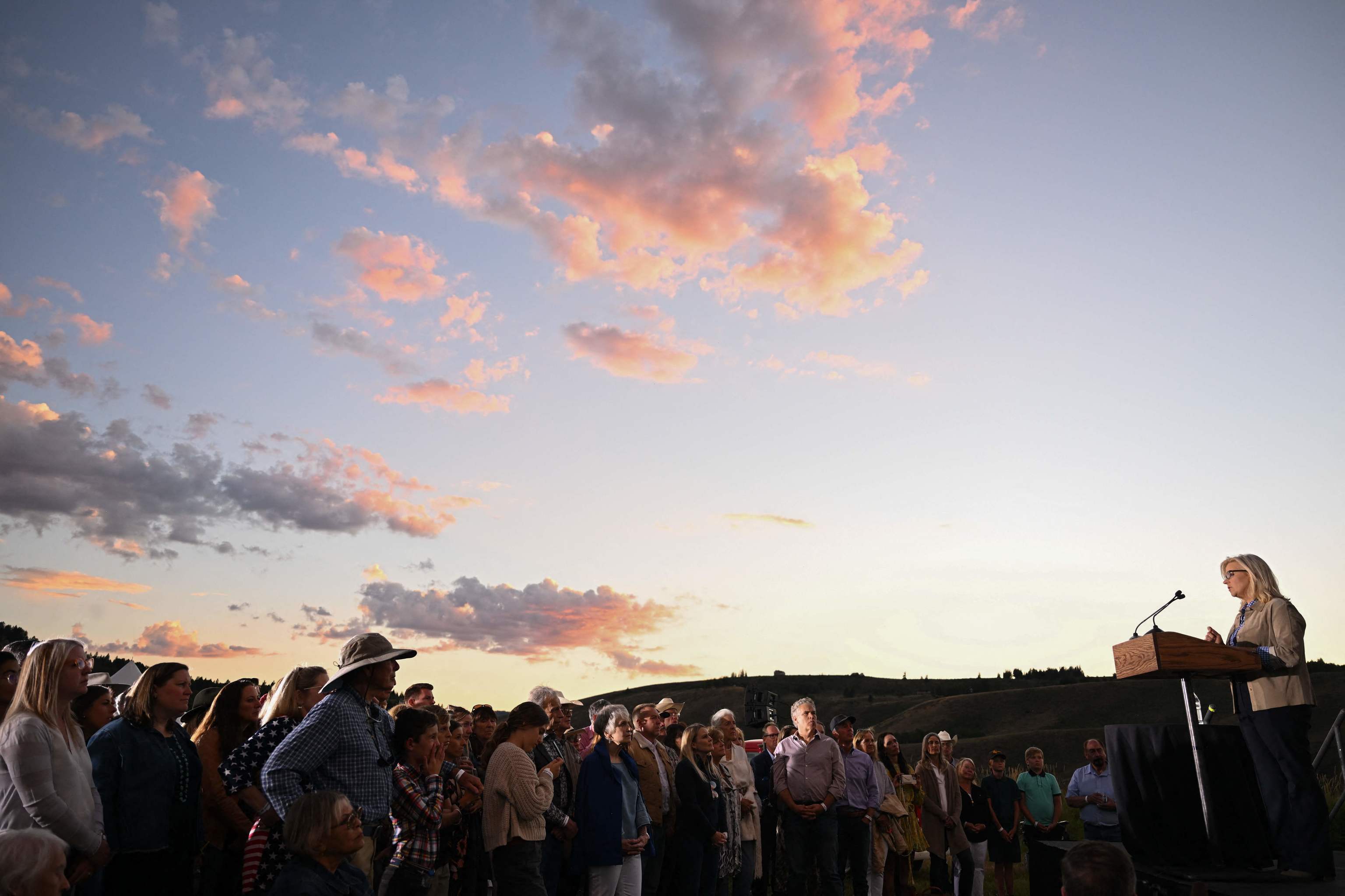 Liz Cheney, en el rancho Mead de Wyoming con sus seguidores.