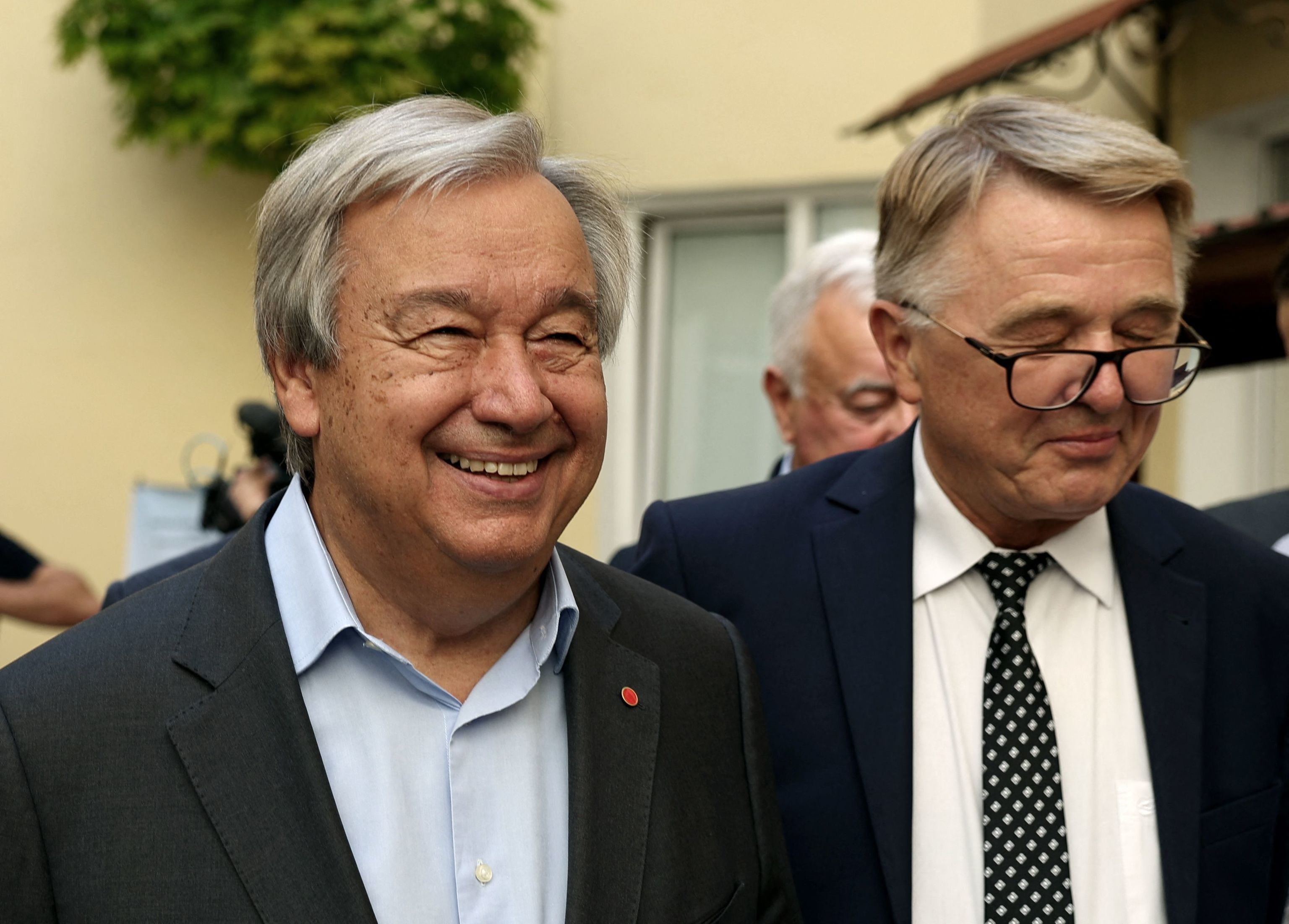 El rector de la universidad Volodymyr Melnyk (dcha.) y el secretario general de la ONU Antonio Guterres (izda) en la Universidad Estatal de Luov.