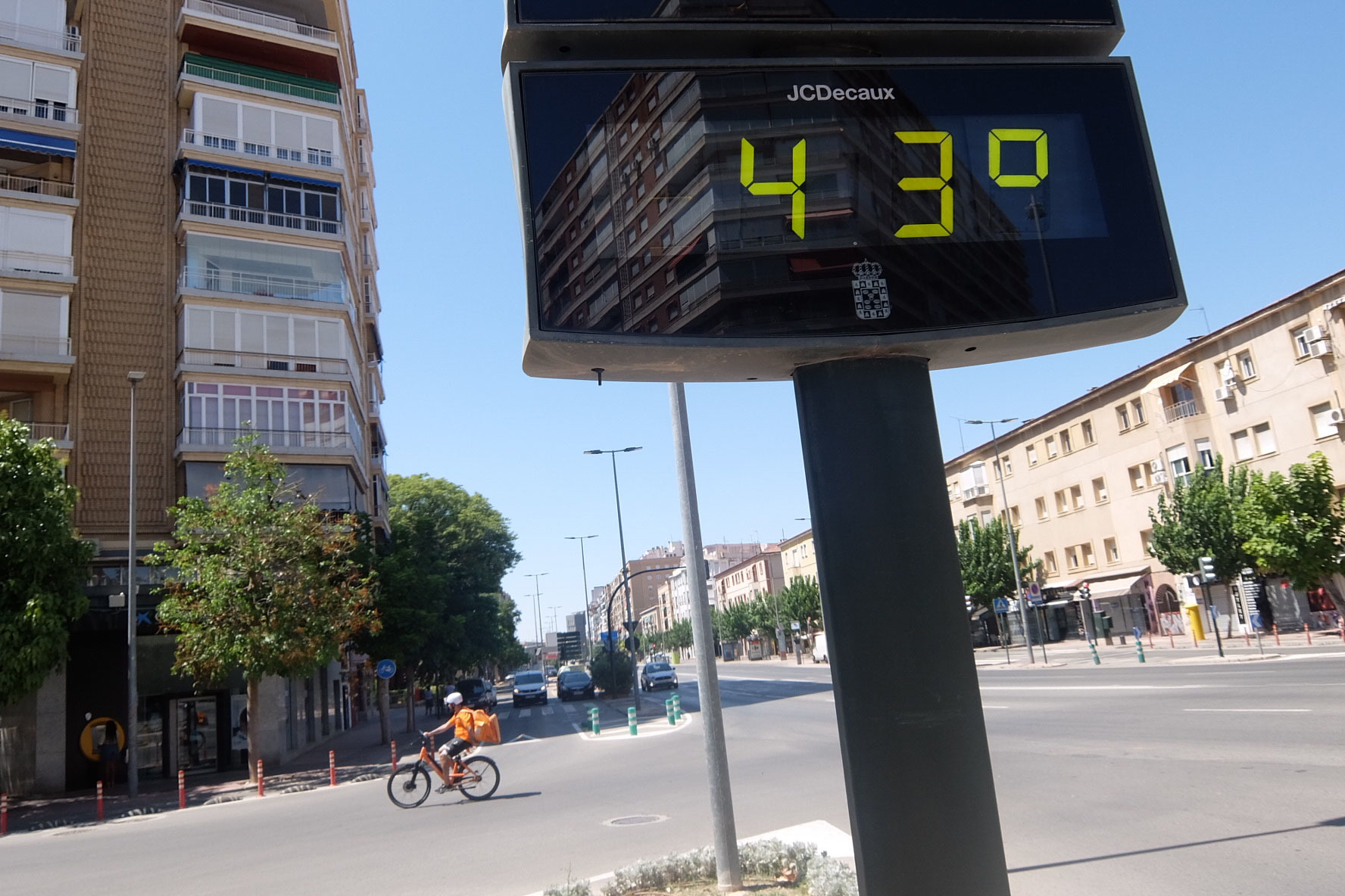 Un termómetro exterior marcando 43 grados en la rotonda Norte de Murcia.
