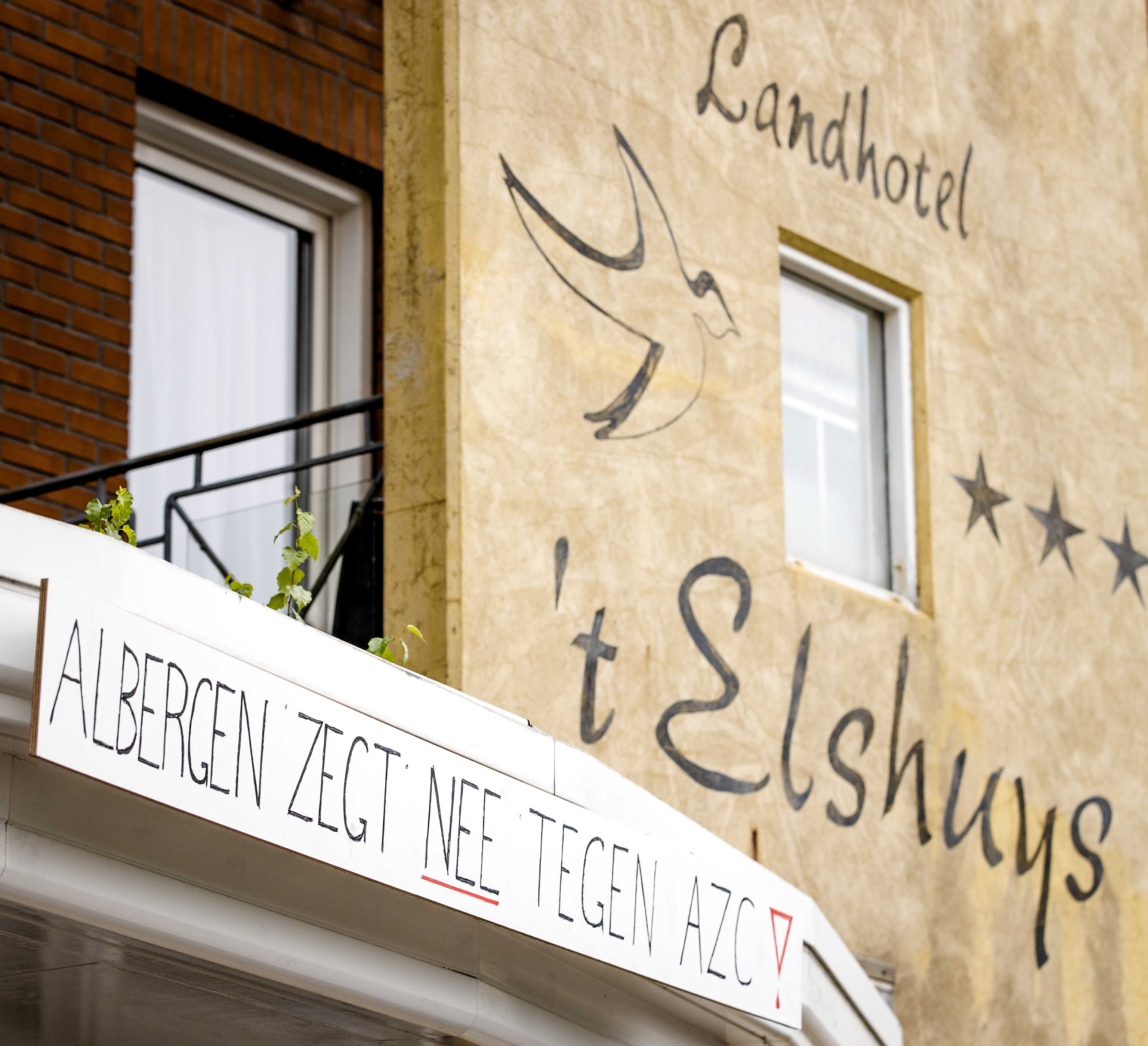 "Albergen dice no al centro de asilo", se lee en la pancarta de la fachada del hotel.