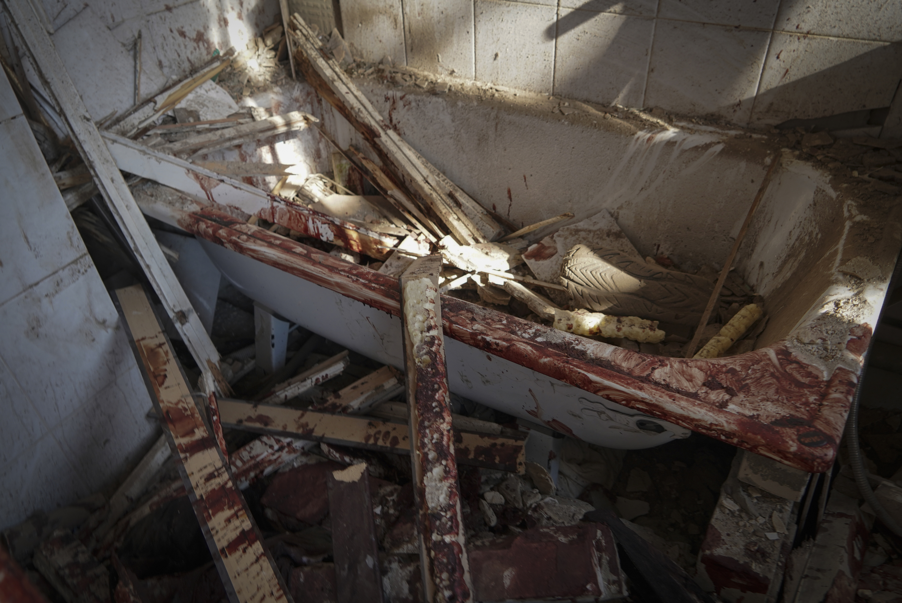 Un baño ensangrentado en un edificio destruido durante un ataque con misiles en Jarkov, Ucrania.