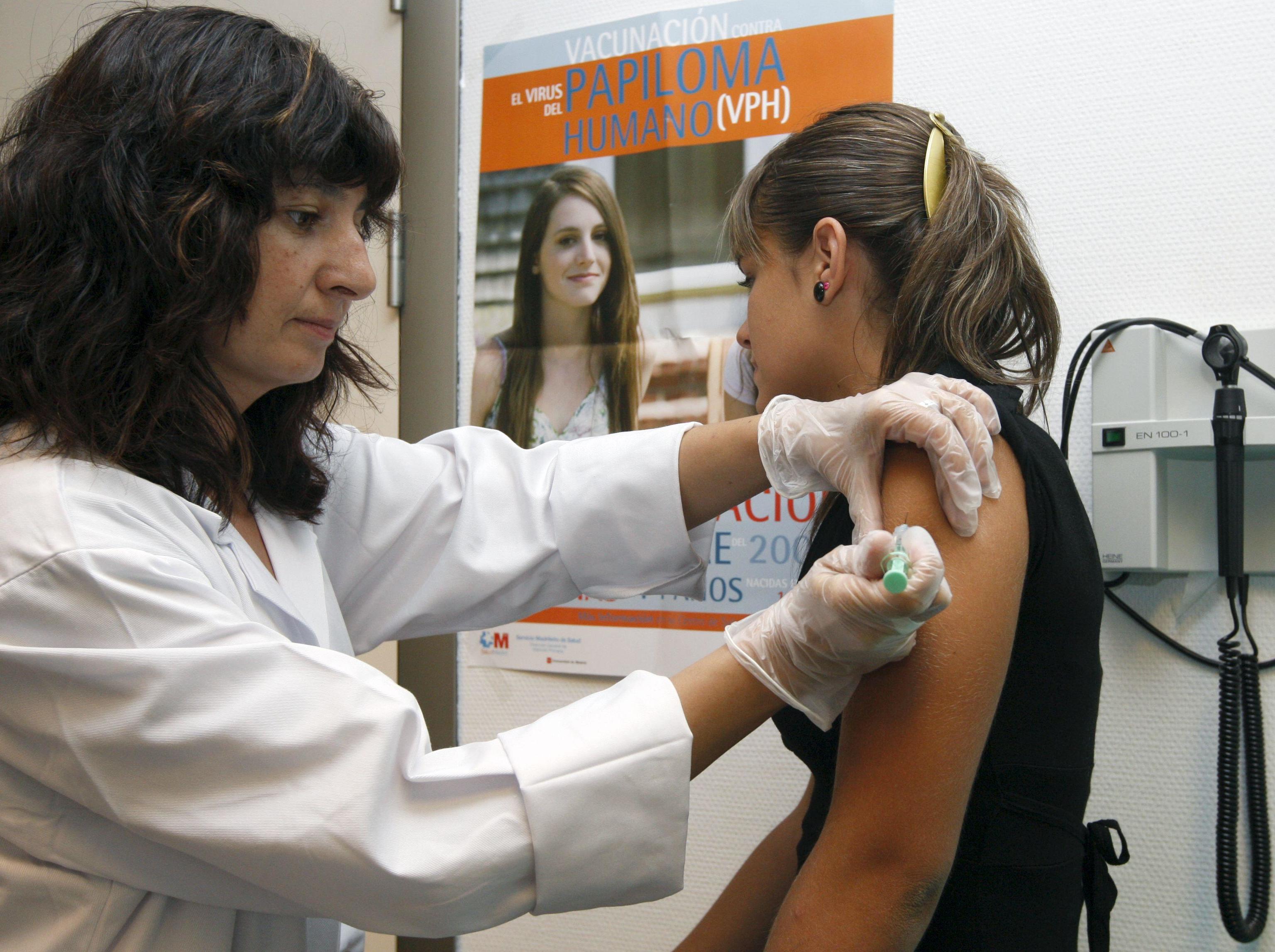 Una joven madrilea recibe la vacuna contra el virus del papiloma humano (VPH).