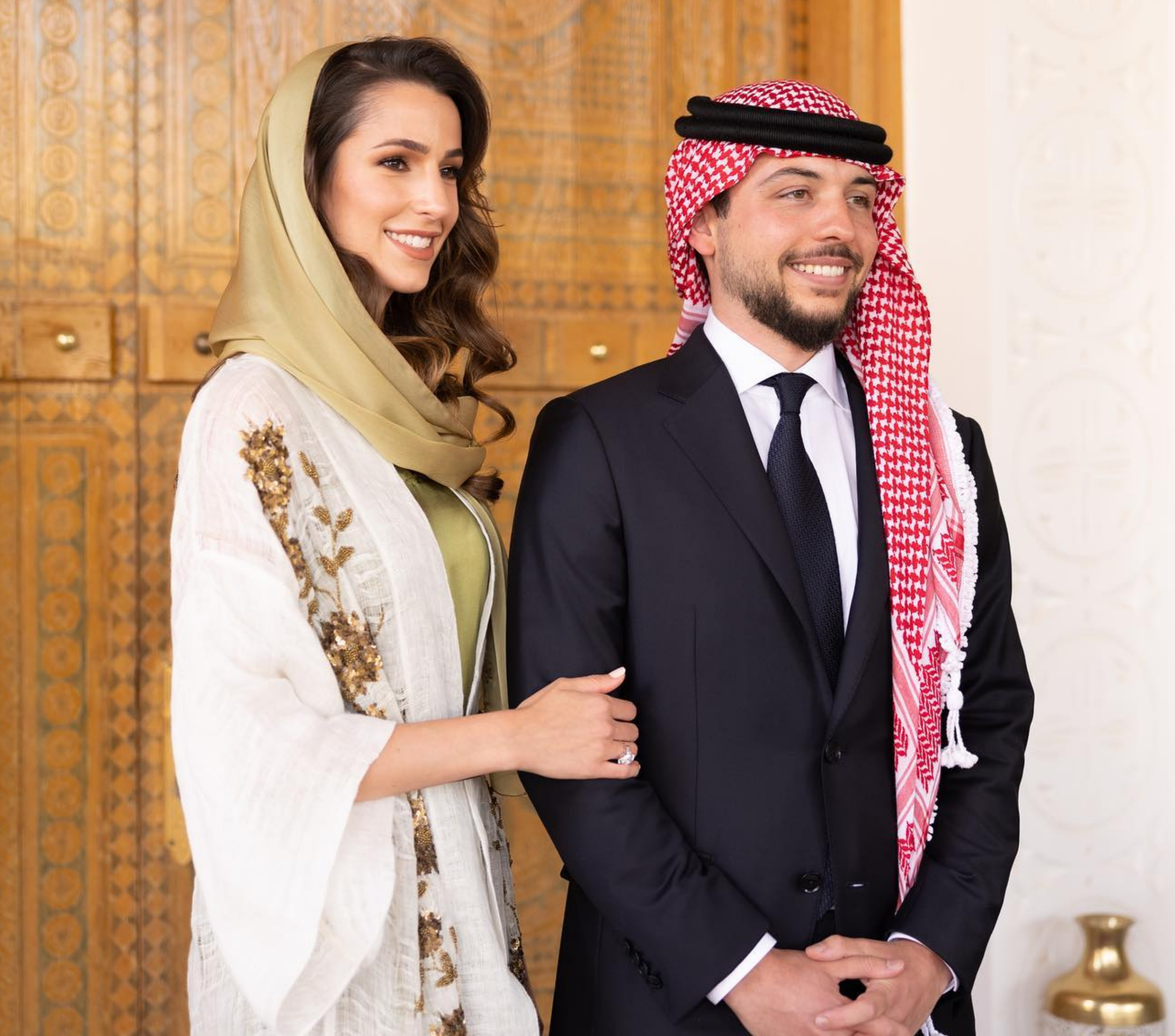 El príncipe Hussein de Jordania y su prometida, la saudí Rajwa al-Saif.