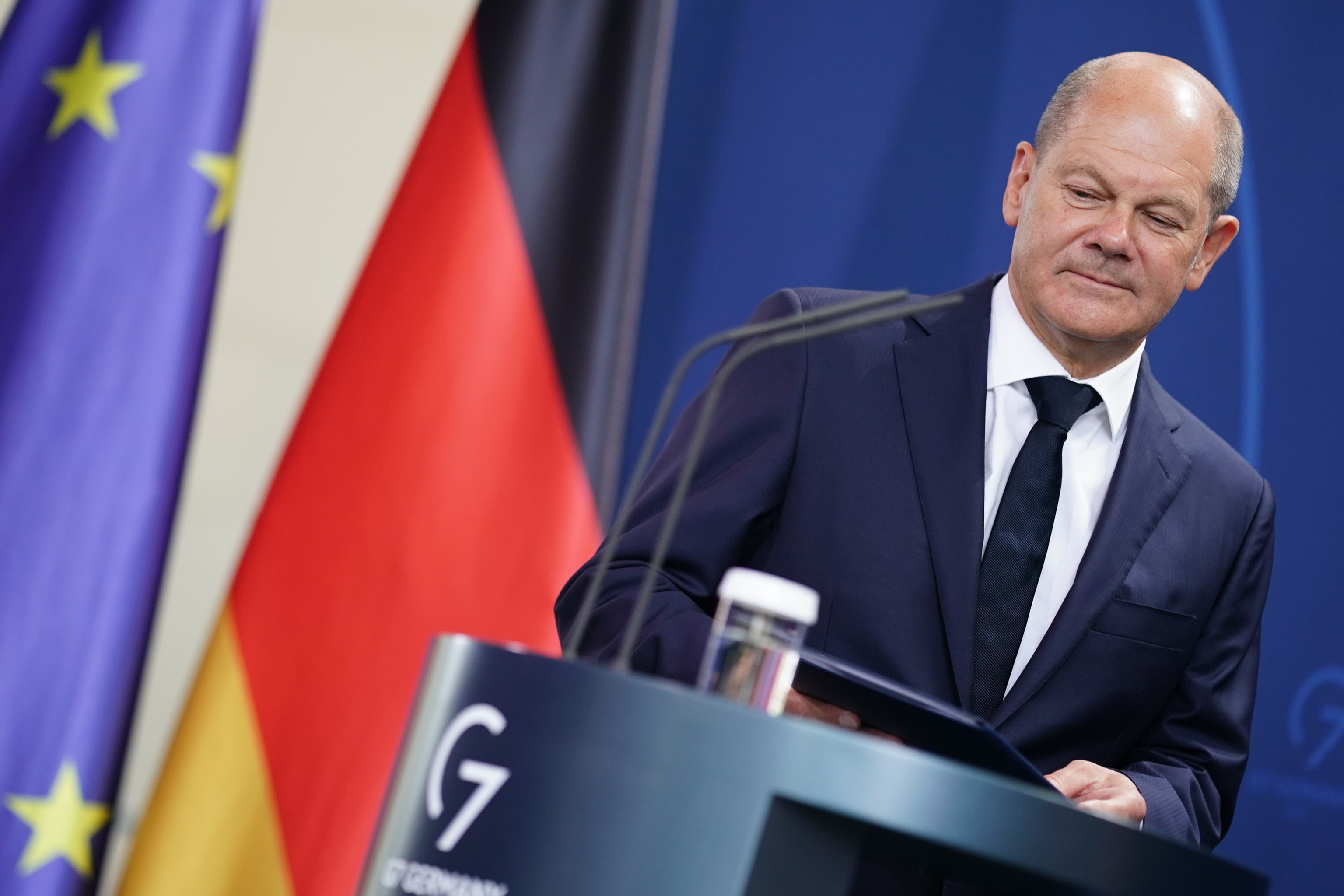 El canciller alemán Olaf Scholz llega para hacer una declaración en la cancillería en Berlín, Alemania, 18 de agosto de 2022. El canciller alemán, Olaf Scholz, ha anunciado que bajará el IVA sobre el consumo de gas al 7 por ciento en lugar del 19.