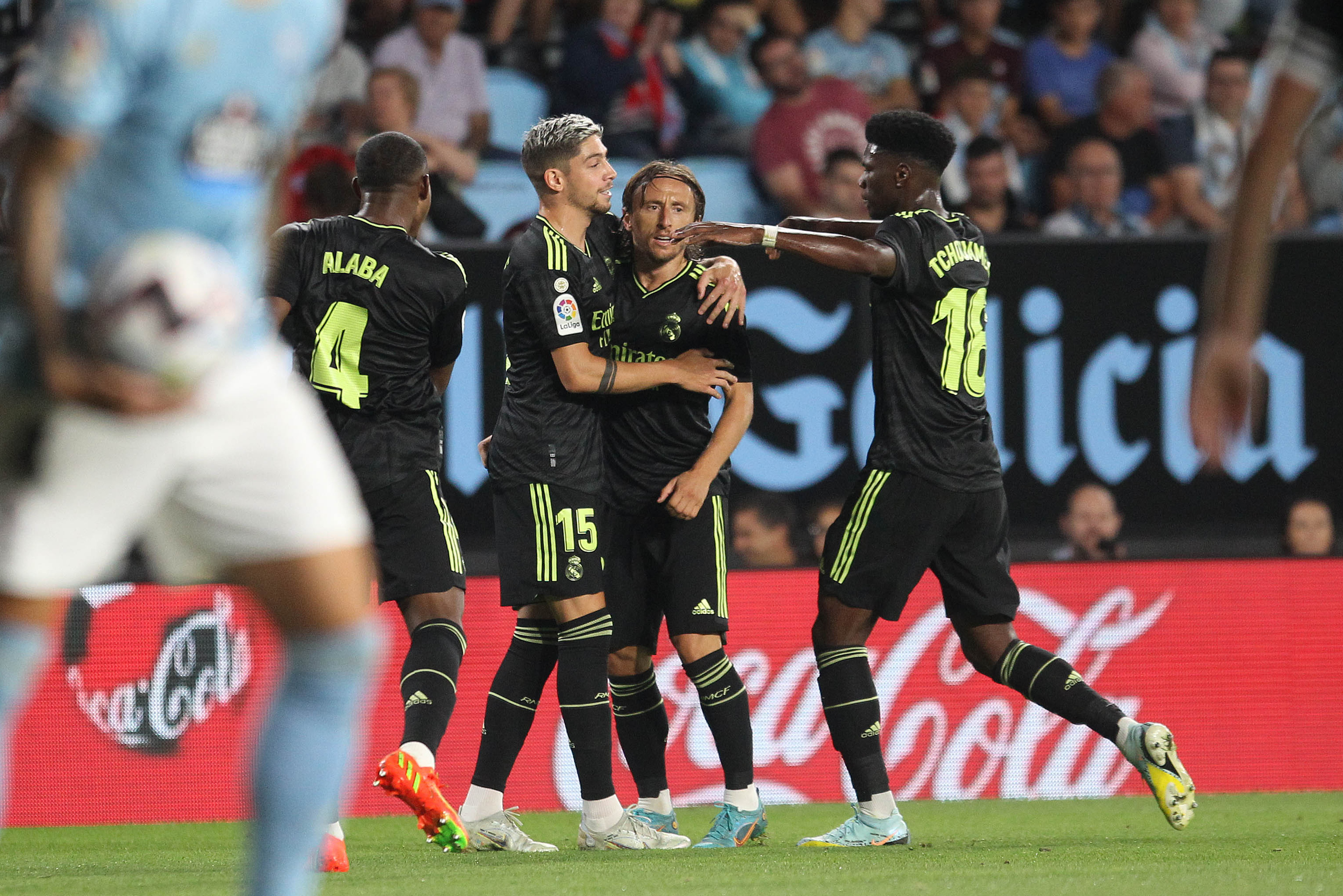 Modric celebra su gol con su compañero