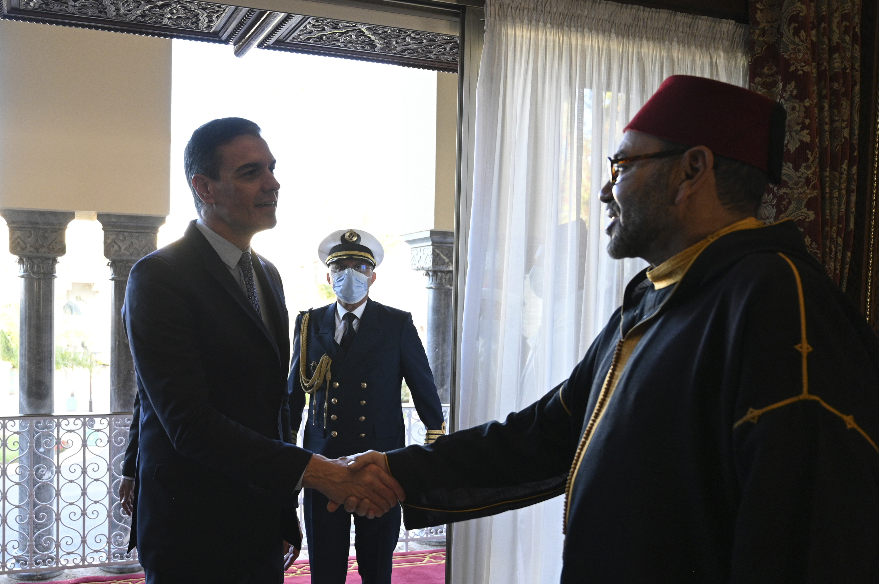 Mohamed VI saluda a Pedro Snchez en Rabat el pasado abril.