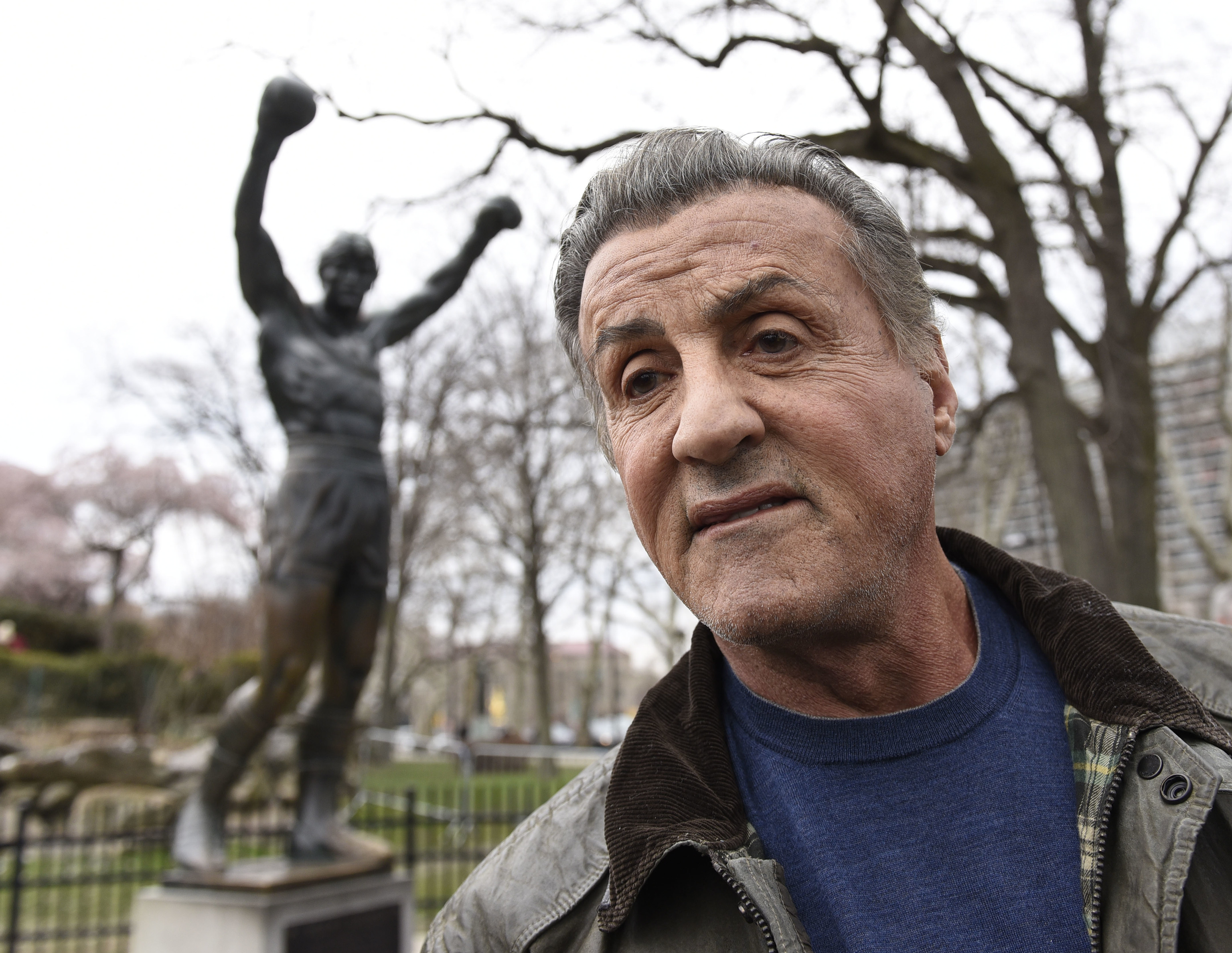 Sylvester Stallone, junto a la escultura de Rocky en Filadelfia.