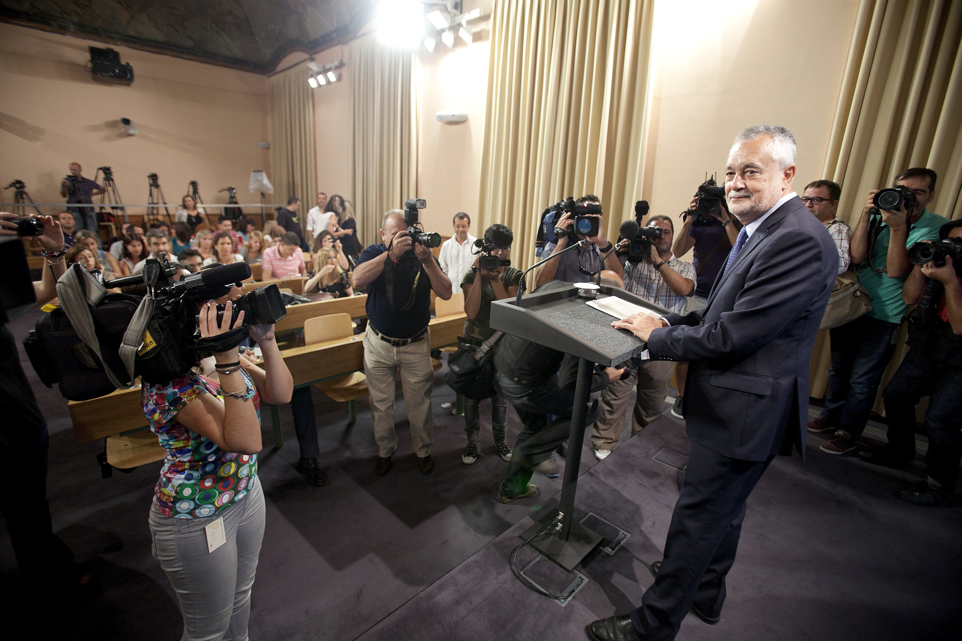 José Antonio Griñán, el 27 de agosto de 2013, explicando ante los periodistas los motivos de su dimisión como presidente de la Junta.