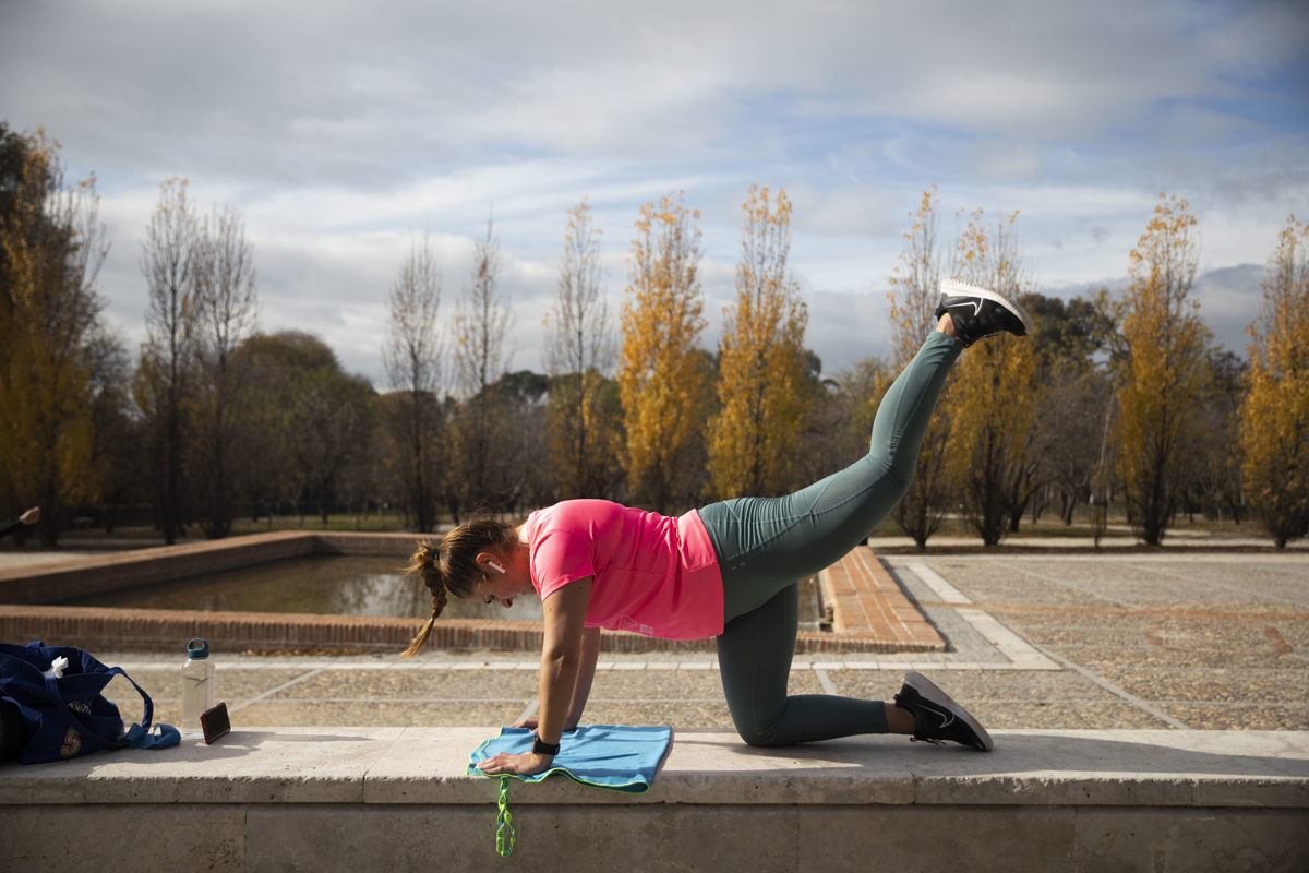 Una mujer practica deporte en el parque del Retiro de Madrid.